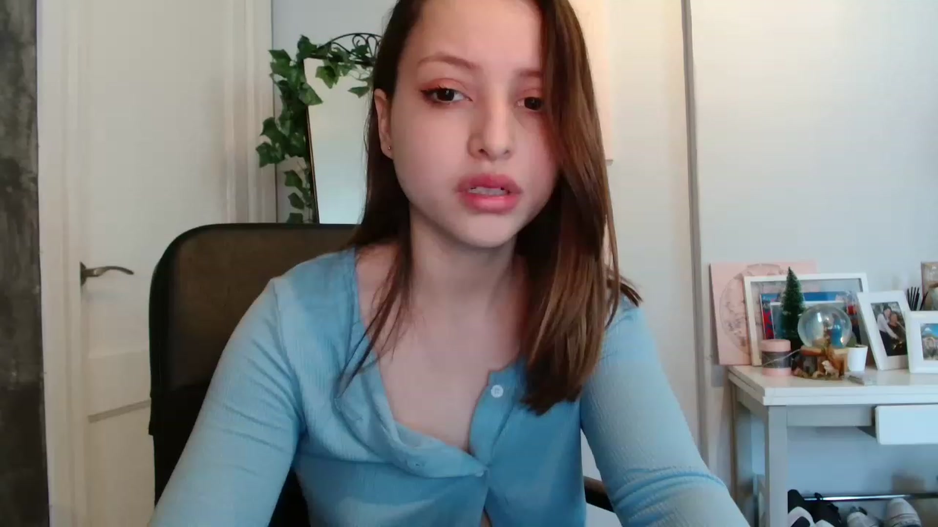 Gallery image thumbnail from emma0911's myfreecams stream on, 01/02/2023, 10:09 image 16 of 20