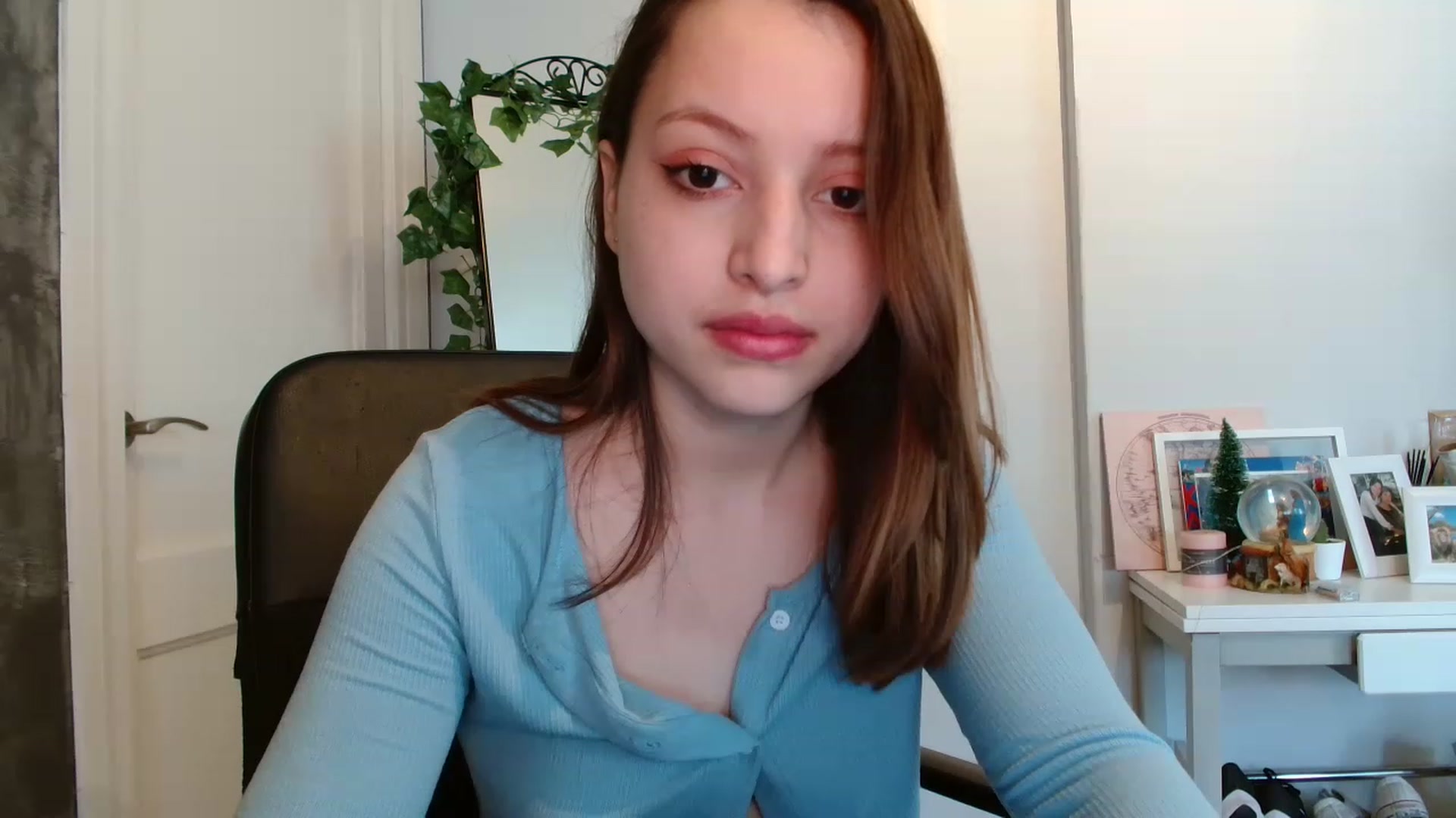 Gallery image thumbnail from emma0911's myfreecams stream on, 01/02/2023, 10:09 image 19 of 20