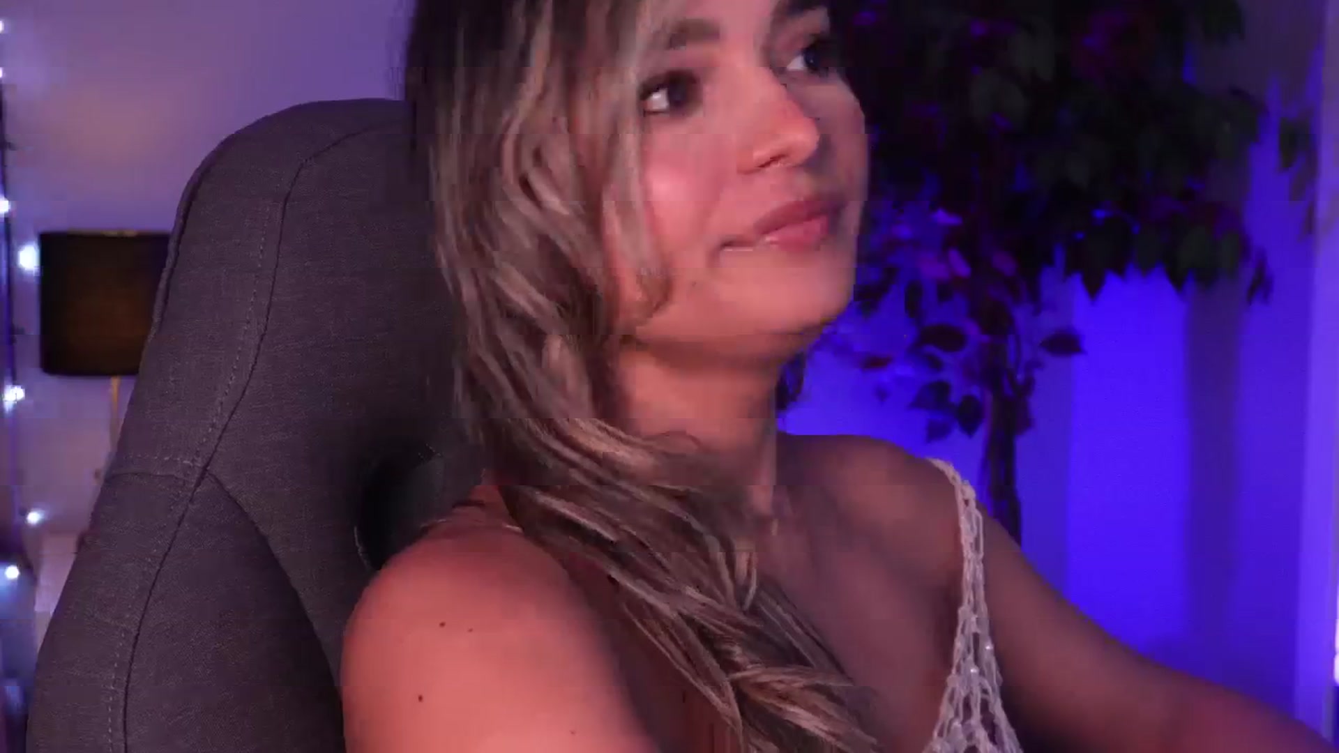 Gallery image thumbnail from emma_colucci's myfreecams stream on, 01/14/2025, 21:25 image 15 of 20