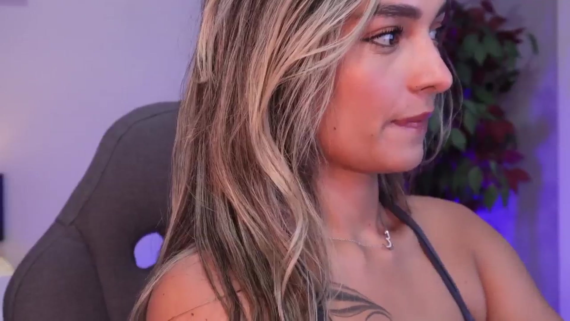 Gallery image thumbnail from emma_colucci's myfreecams stream on, 01/23/2025, 21:33 image 8 of 20