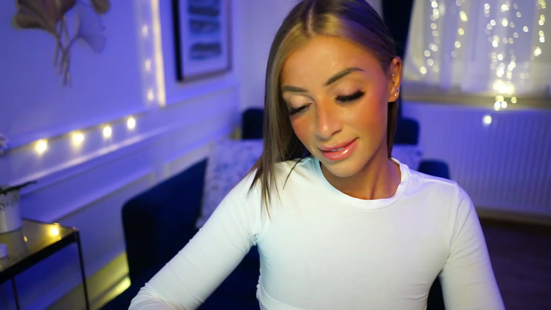 Gallery image thumbnail from emma_ruby's myfreecams stream on, 11/21/2022, 20:22 image 7 of 20