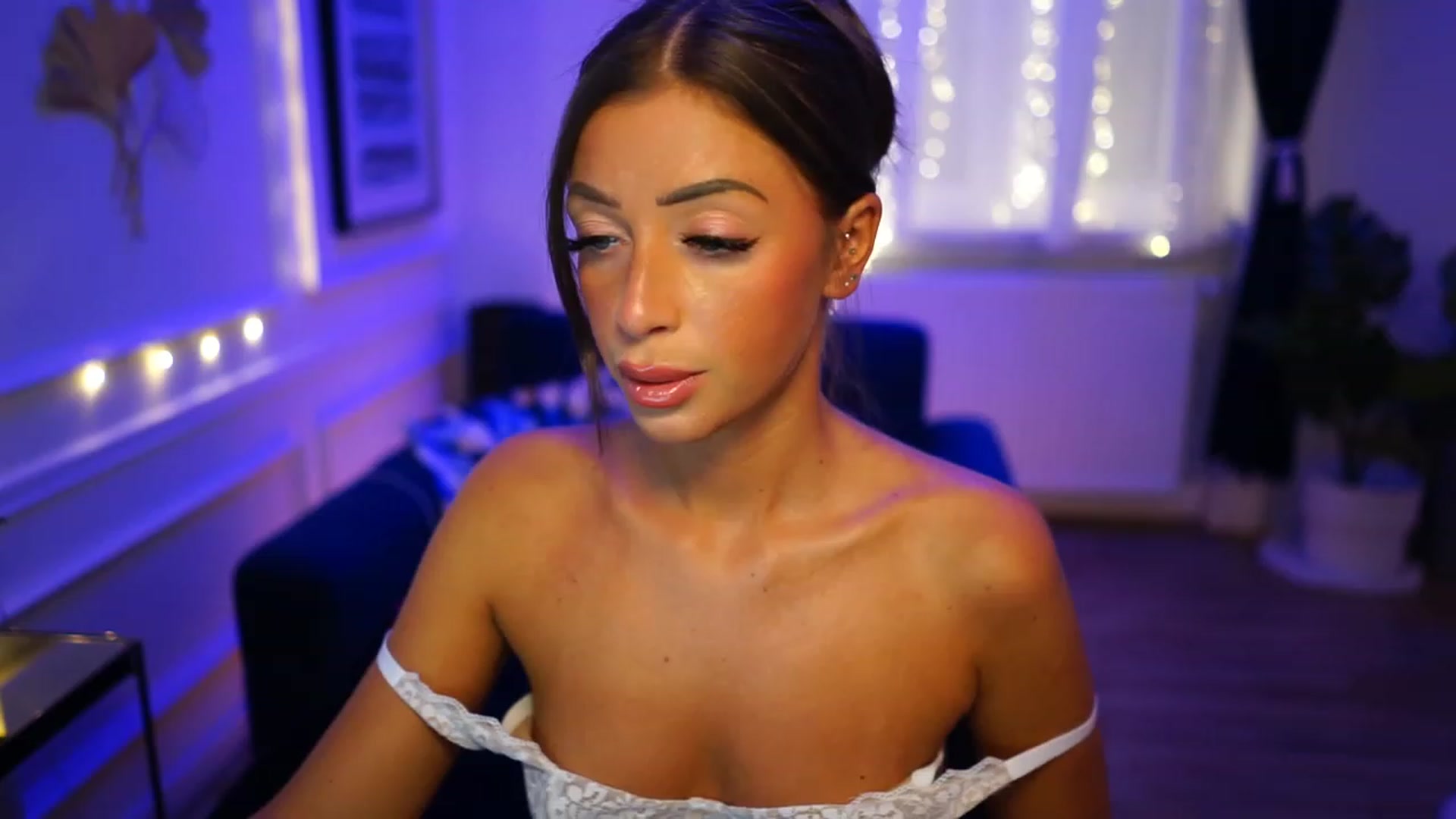 Gallery image thumbnail from emma_ruby's myfreecams stream on, 11/27/2022, 14:54 image 6 of 20