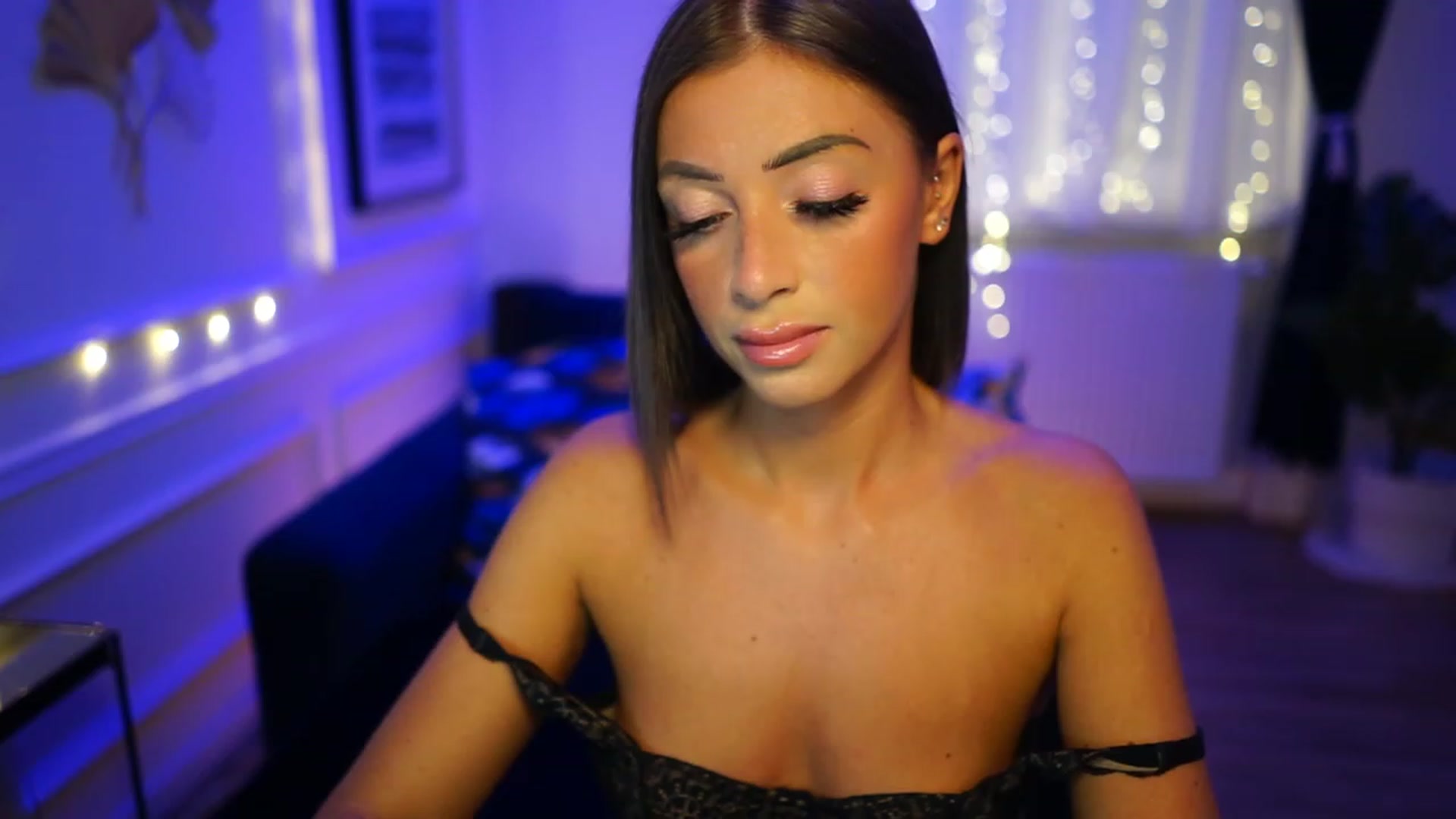 Gallery image thumbnail from emma_ruby's myfreecams stream on, 11/28/2022, 16:19 image 6 of 20