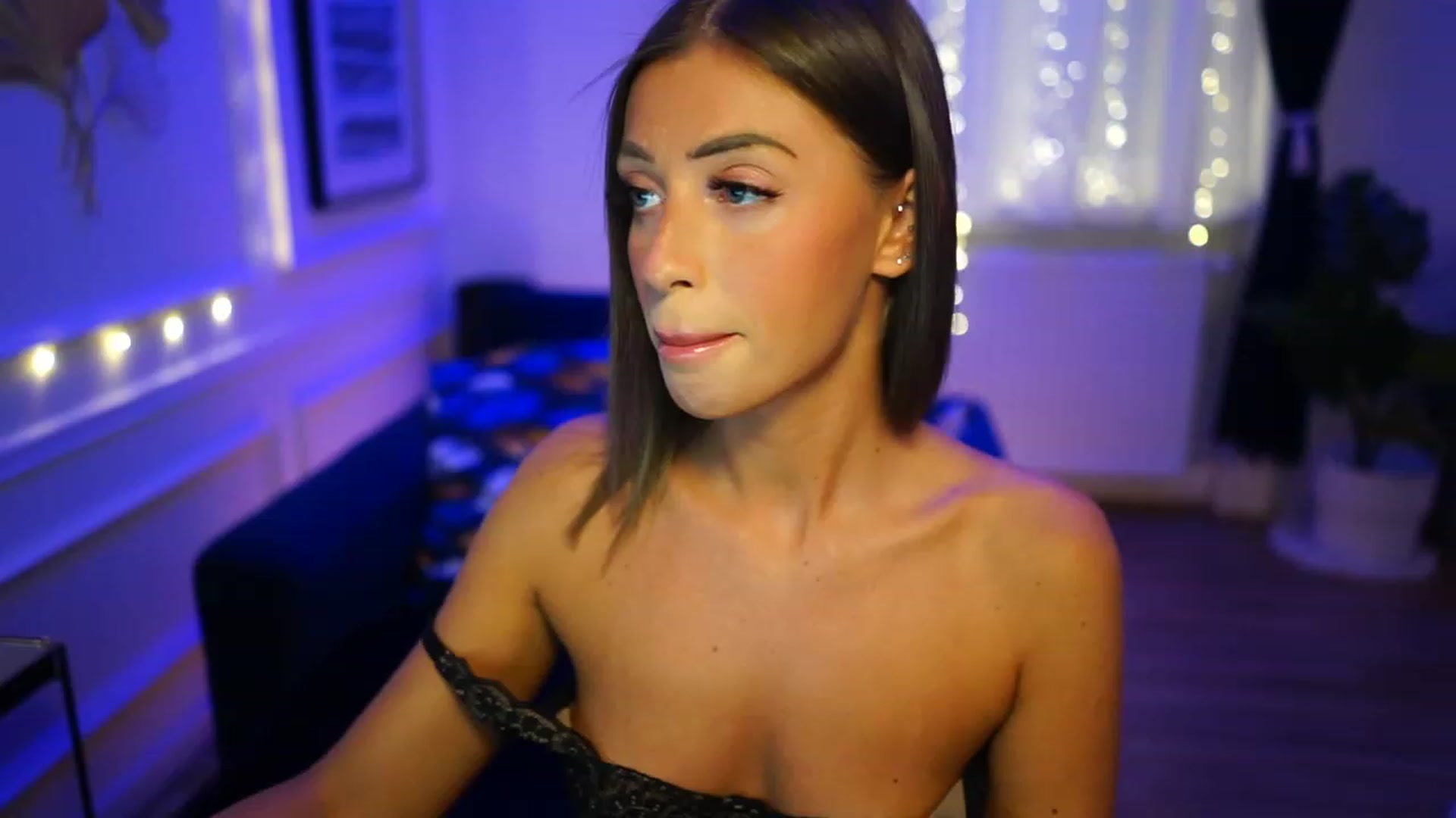 Gallery image thumbnail from emma_ruby's myfreecams stream on, 11/28/2022, 17:15 image 2 of 20