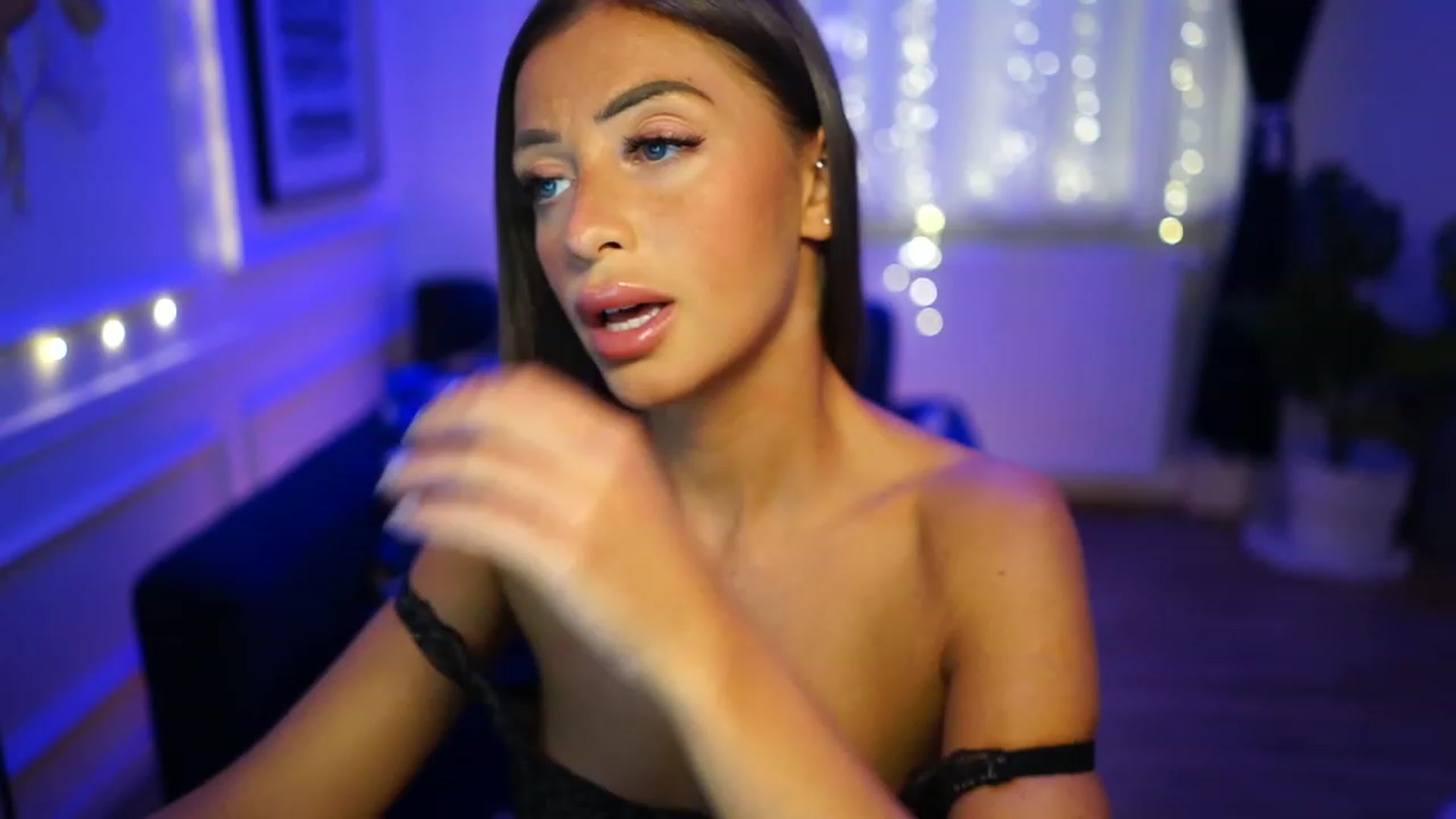 Gallery image thumbnail from emma_ruby's myfreecams stream on, 11/28/2022, 17:15 image 15 of 20