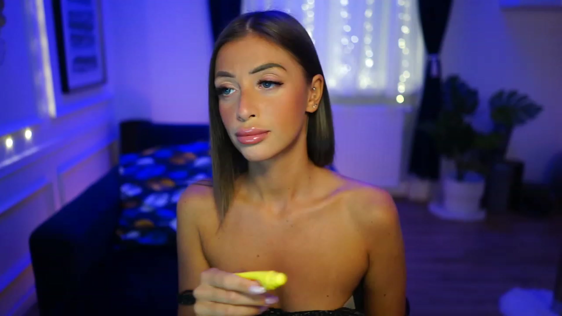 Gallery image thumbnail from emma_ruby's myfreecams stream on, 11/28/2022, 18:03 image 16 of 20