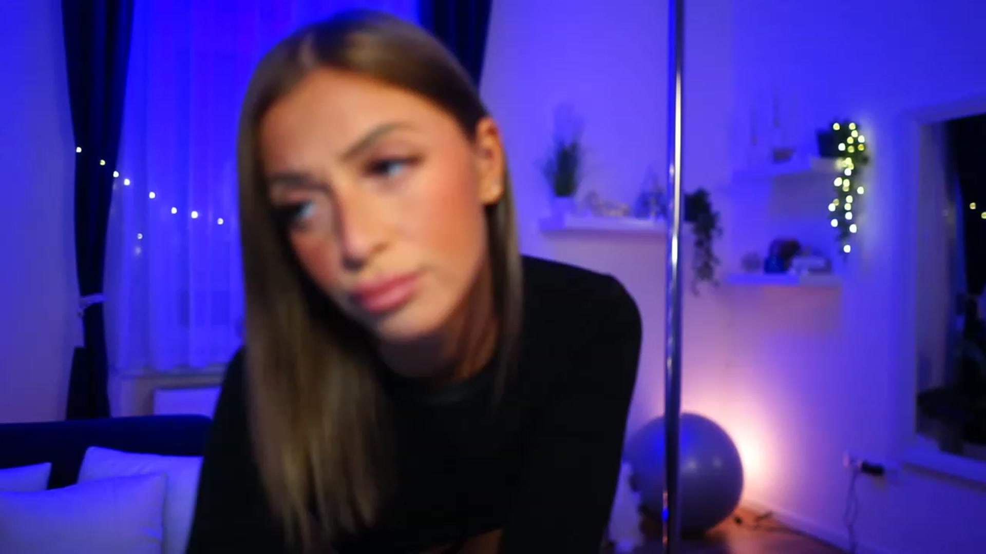 Gallery image thumbnail from emma_ruby's myfreecams stream on, 12/10/2022, 19:18 image 6 of 20