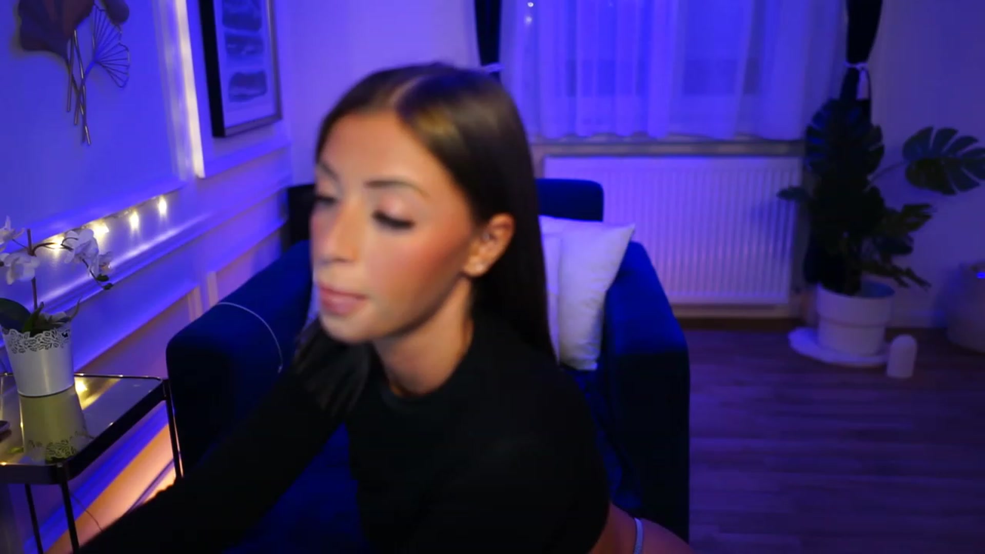 Gallery image thumbnail from emma_ruby's myfreecams stream on, 12/10/2022, 19:18 image 17 of 20