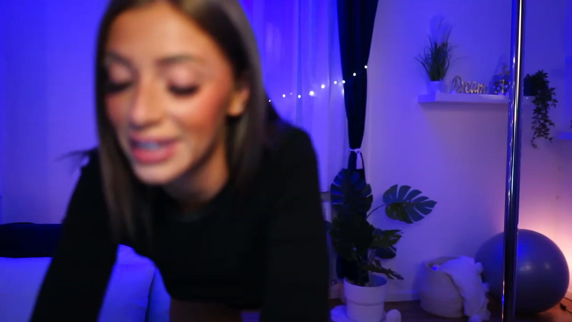 Gallery image thumbnail from emma_ruby's myfreecams stream on, 12/10/2022, 20:37 image 2 of 20