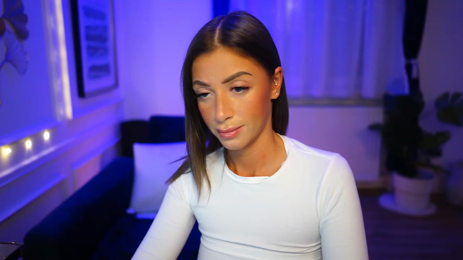 Gallery image thumbnail from emma_ruby's myfreecams stream on, 12/16/2022, 21:06 image 19 of 20