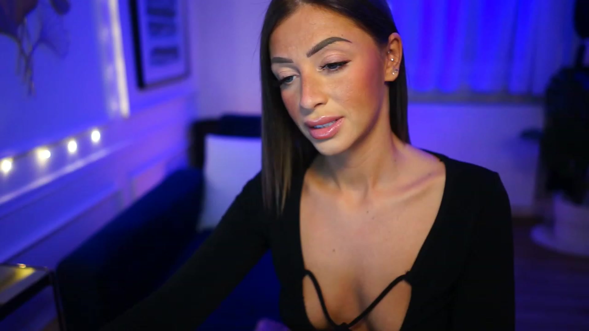 Gallery image thumbnail from emma_ruby's myfreecams stream on, 12/18/2022, 18:44 image 12 of 20
