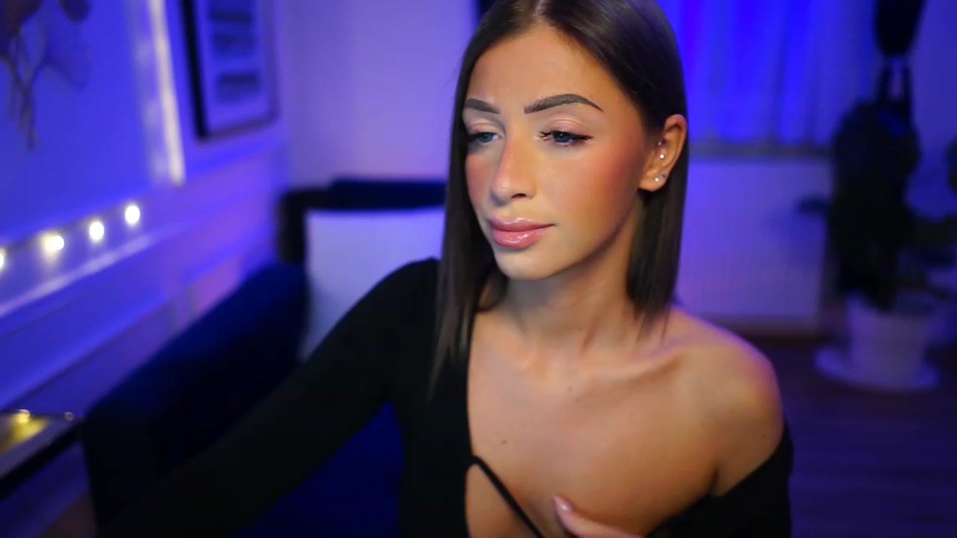 Gallery image thumbnail from emma_ruby's myfreecams stream on, 12/18/2022, 18:44 image 10 of 20