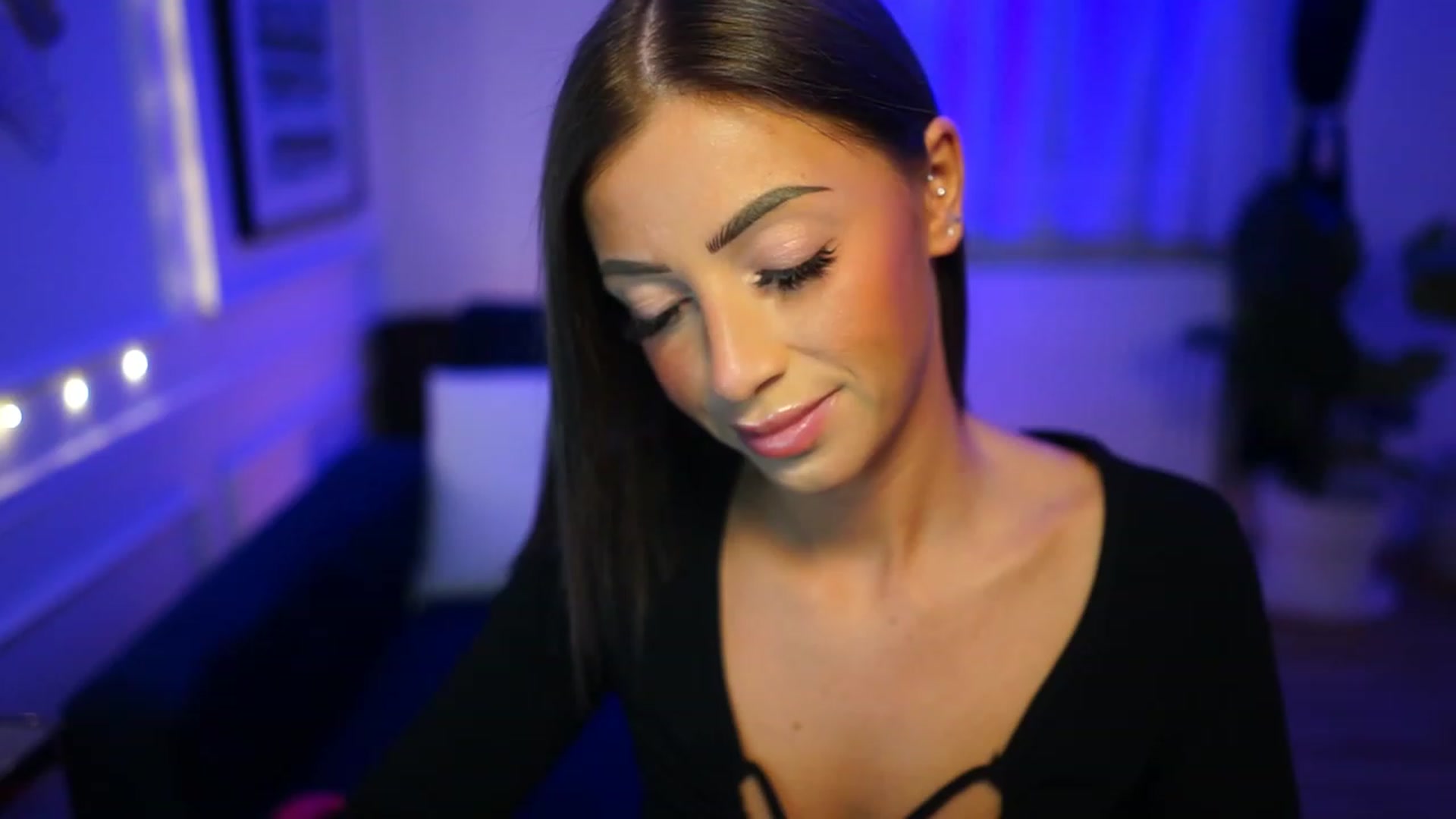 Gallery image thumbnail from emma_ruby's myfreecams stream on, 12/18/2022, 21:34 image 4 of 20