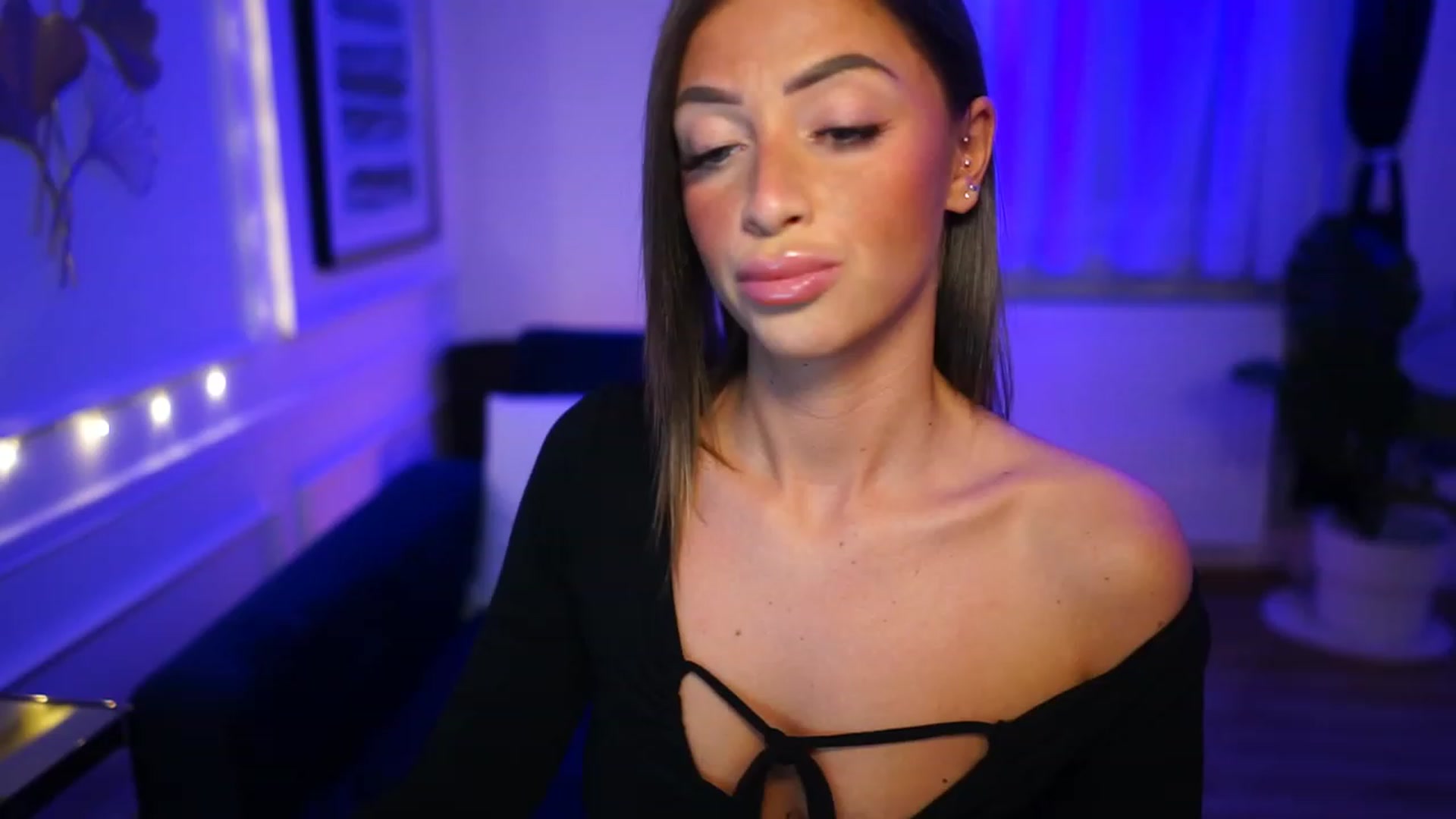 Gallery image thumbnail from emma_ruby's myfreecams stream on, 12/18/2022, 21:34 image 1 of 20