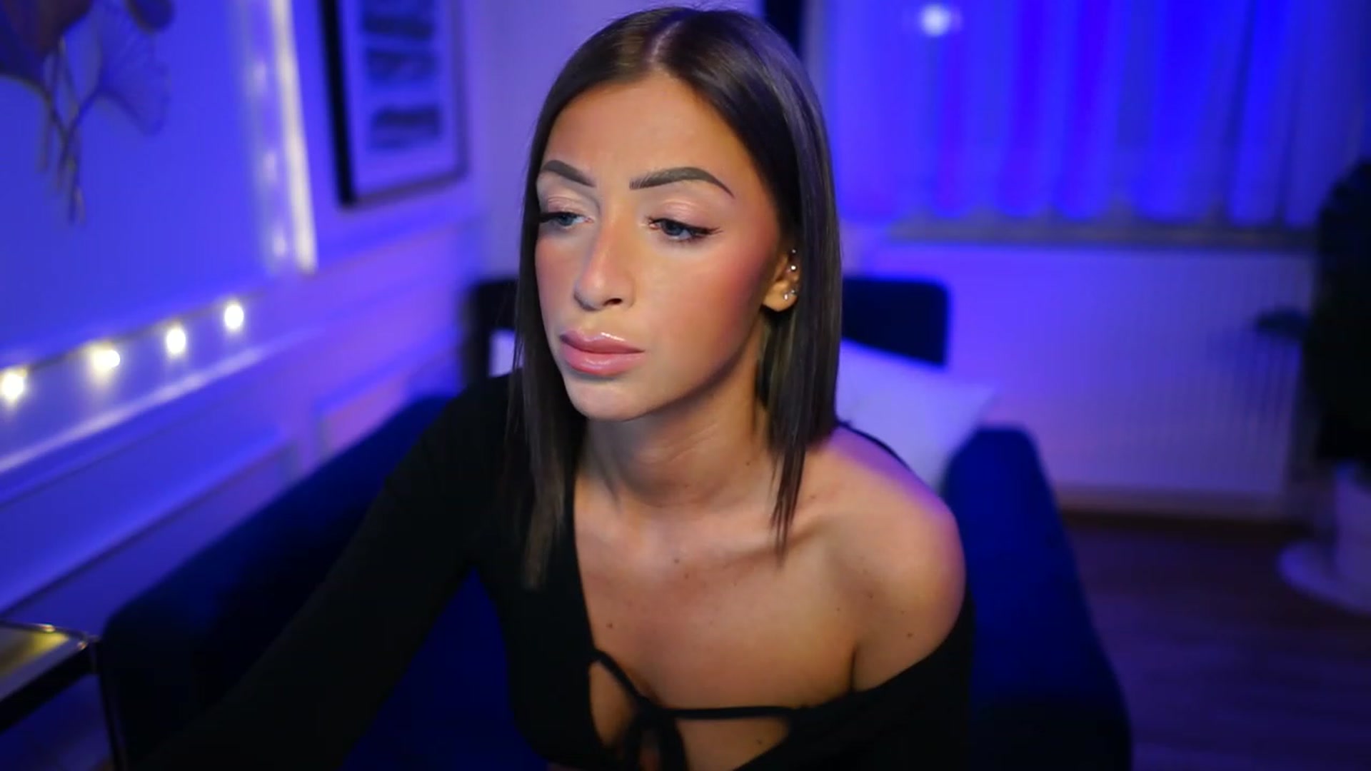 Gallery image thumbnail from emma_ruby's myfreecams stream on, 12/18/2022, 21:34 image 16 of 20