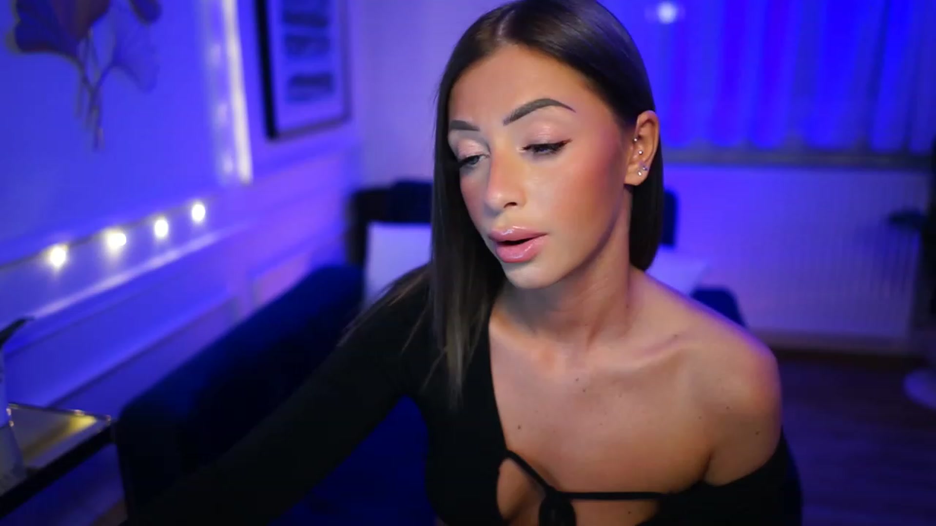 Gallery image thumbnail from emma_ruby's myfreecams stream on, 12/18/2022, 21:34 image 9 of 20