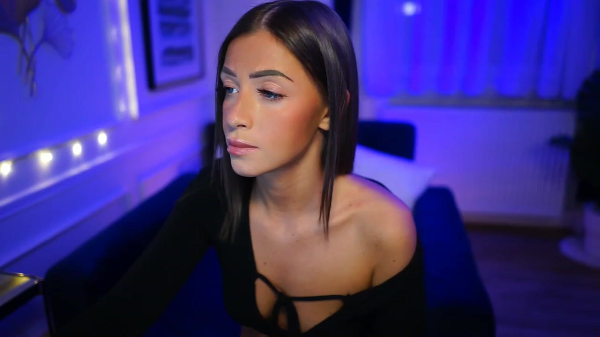 Gallery image thumbnail from emma_ruby's myfreecams stream on, 12/18/2022, 21:34 image 15 of 20