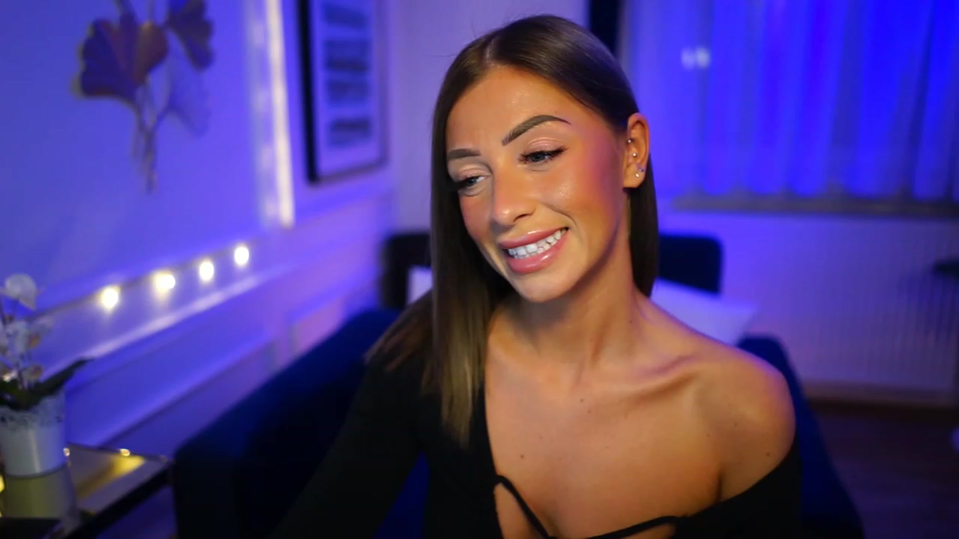Gallery image thumbnail from emma_ruby's myfreecams stream on, 12/18/2022, 21:58 image 6 of 20
