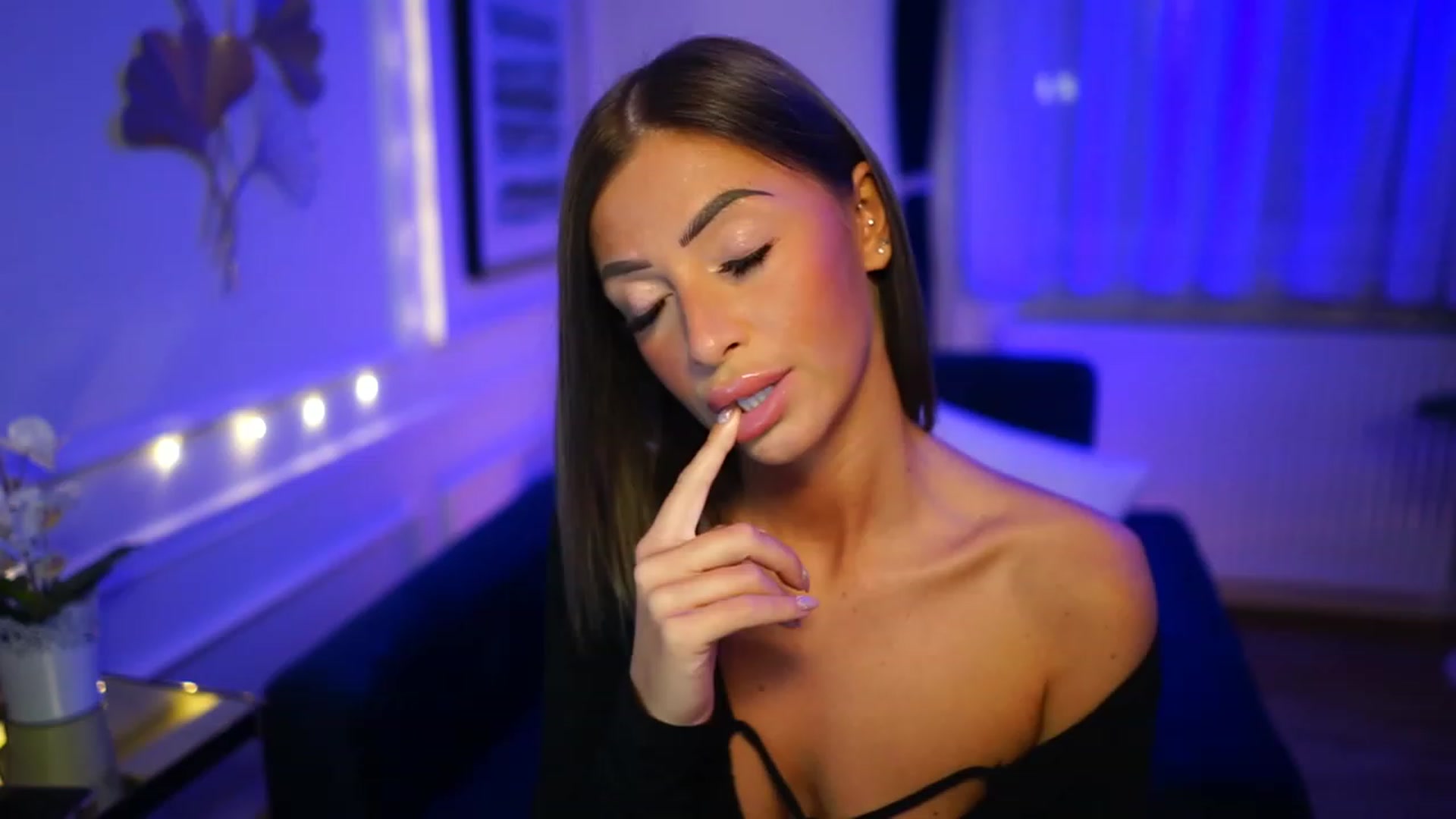 Gallery image thumbnail from emma_ruby's myfreecams stream on, 12/18/2022, 21:58 image 4 of 20
