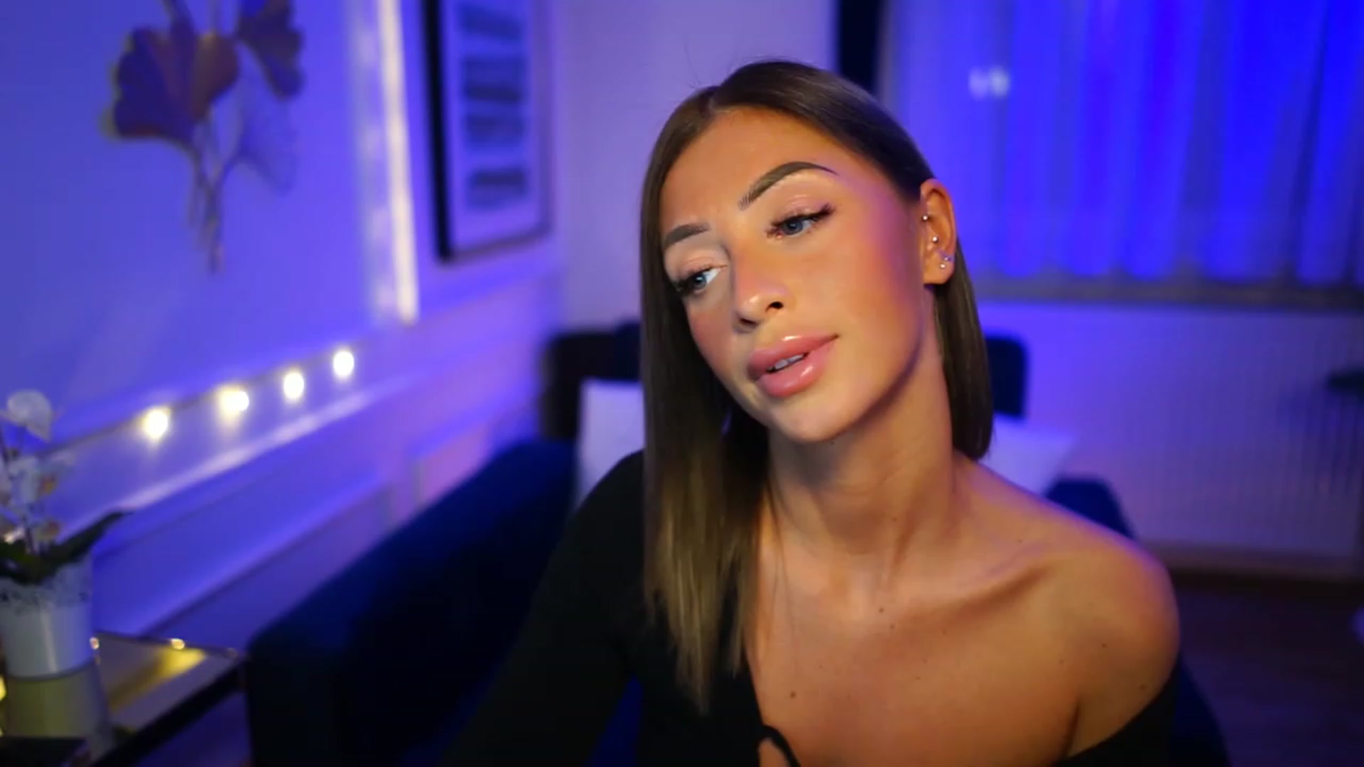 Gallery image thumbnail from emma_ruby's myfreecams stream on, 12/18/2022, 21:58 image 12 of 20