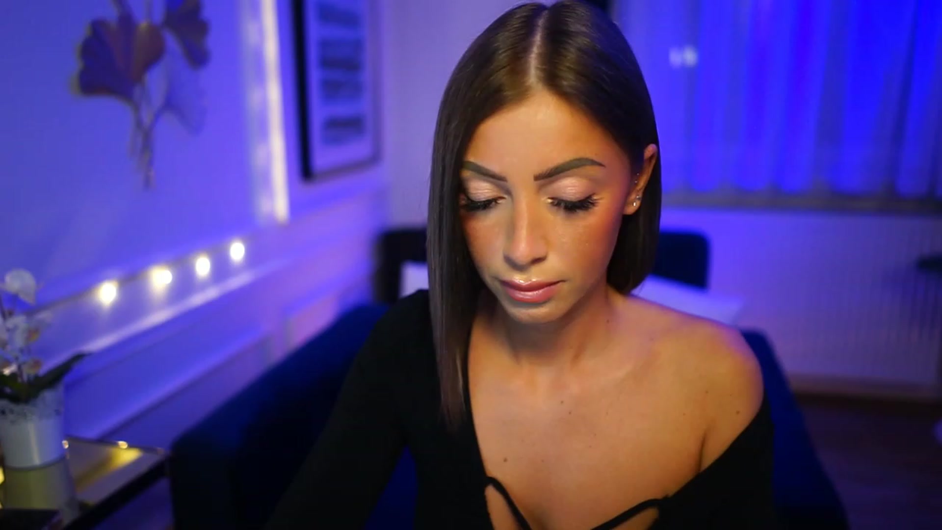 Gallery image thumbnail from emma_ruby's myfreecams stream on, 12/18/2022, 21:58 image 2 of 20