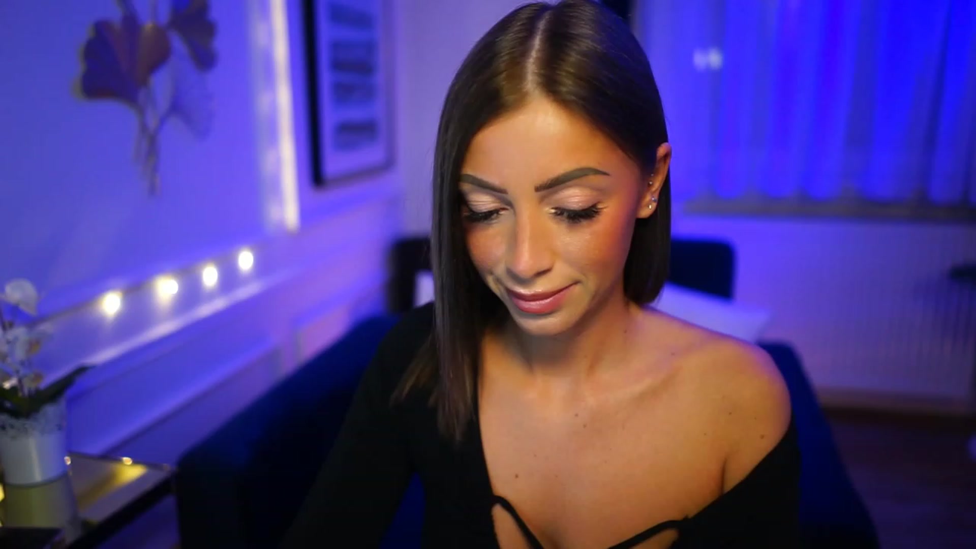 Gallery image thumbnail from emma_ruby's myfreecams stream on, 12/18/2022, 21:58 image 7 of 20
