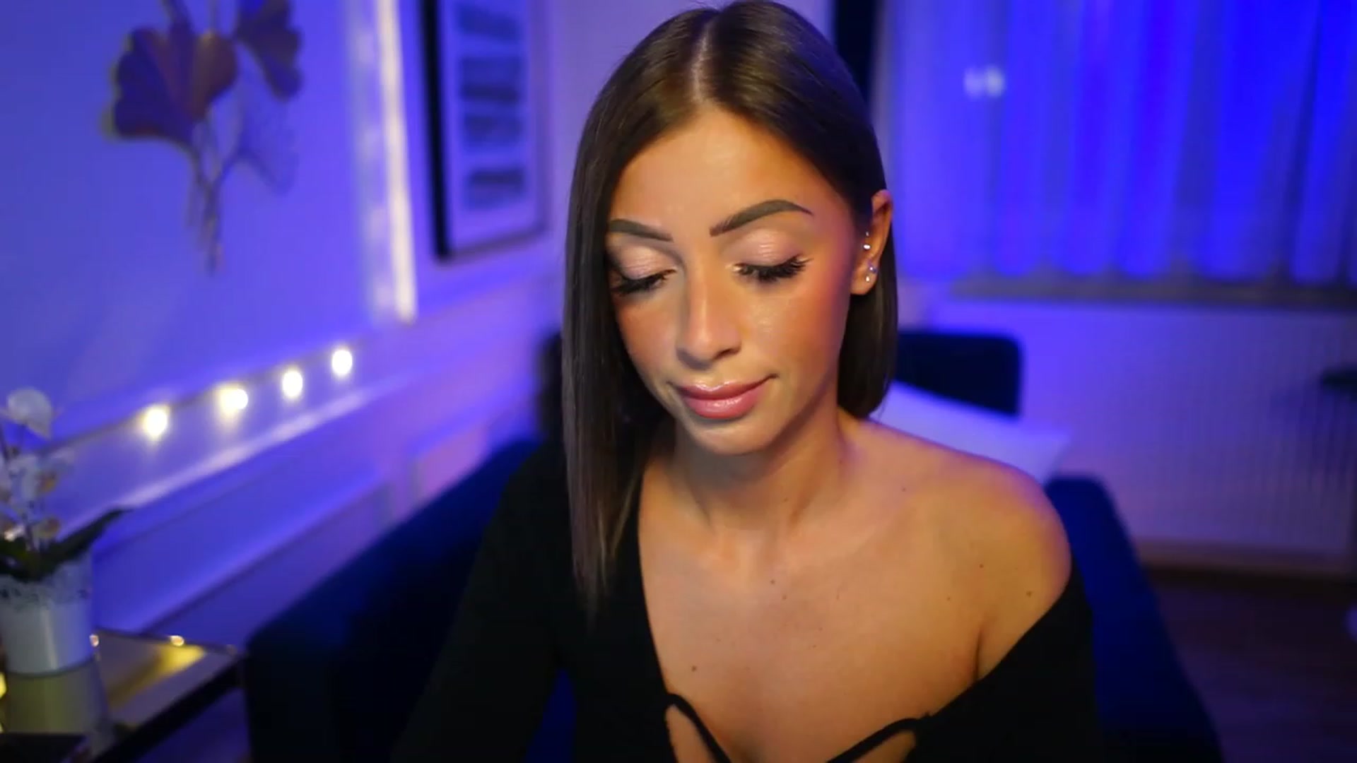 Gallery image thumbnail from emma_ruby's myfreecams stream on, 12/18/2022, 21:58 image 1 of 20