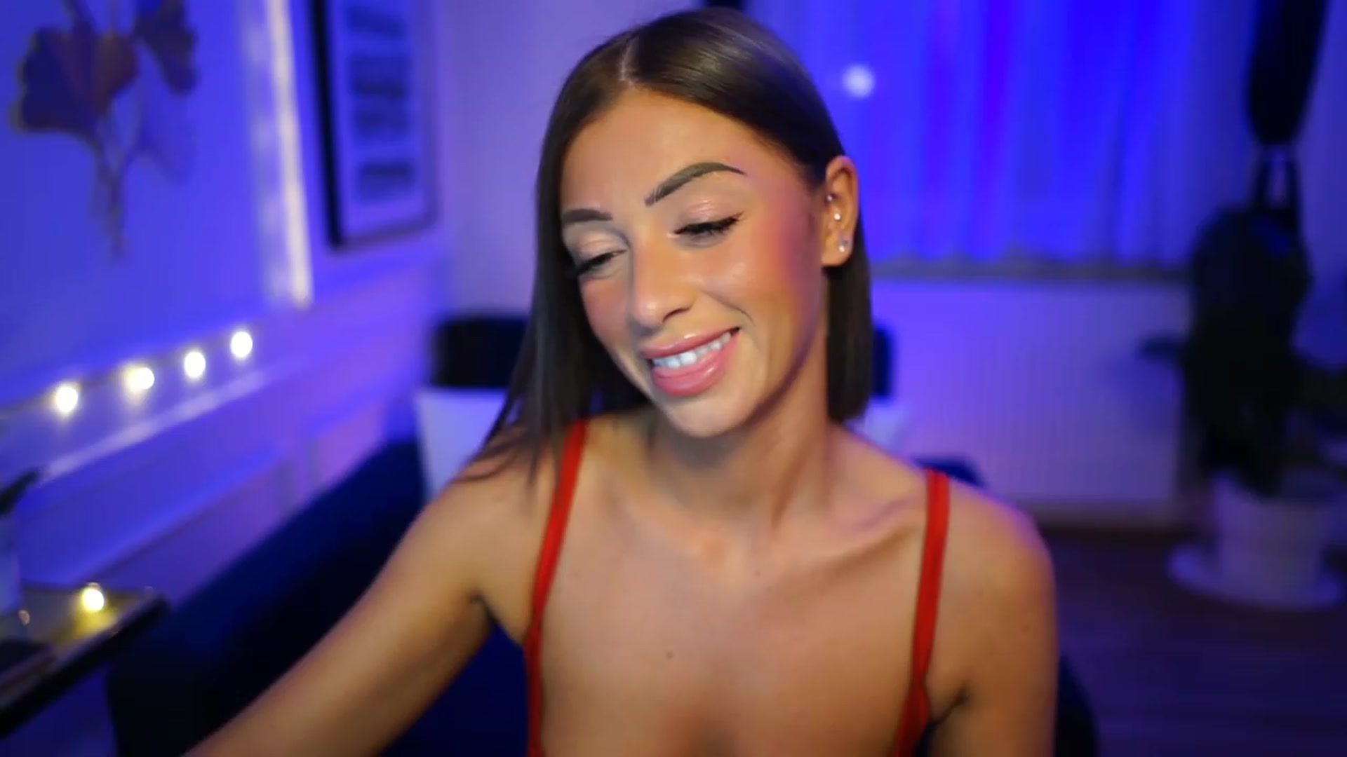 Gallery image thumbnail from emma_ruby's myfreecams stream on, 12/19/2022, 20:40 image 7 of 20