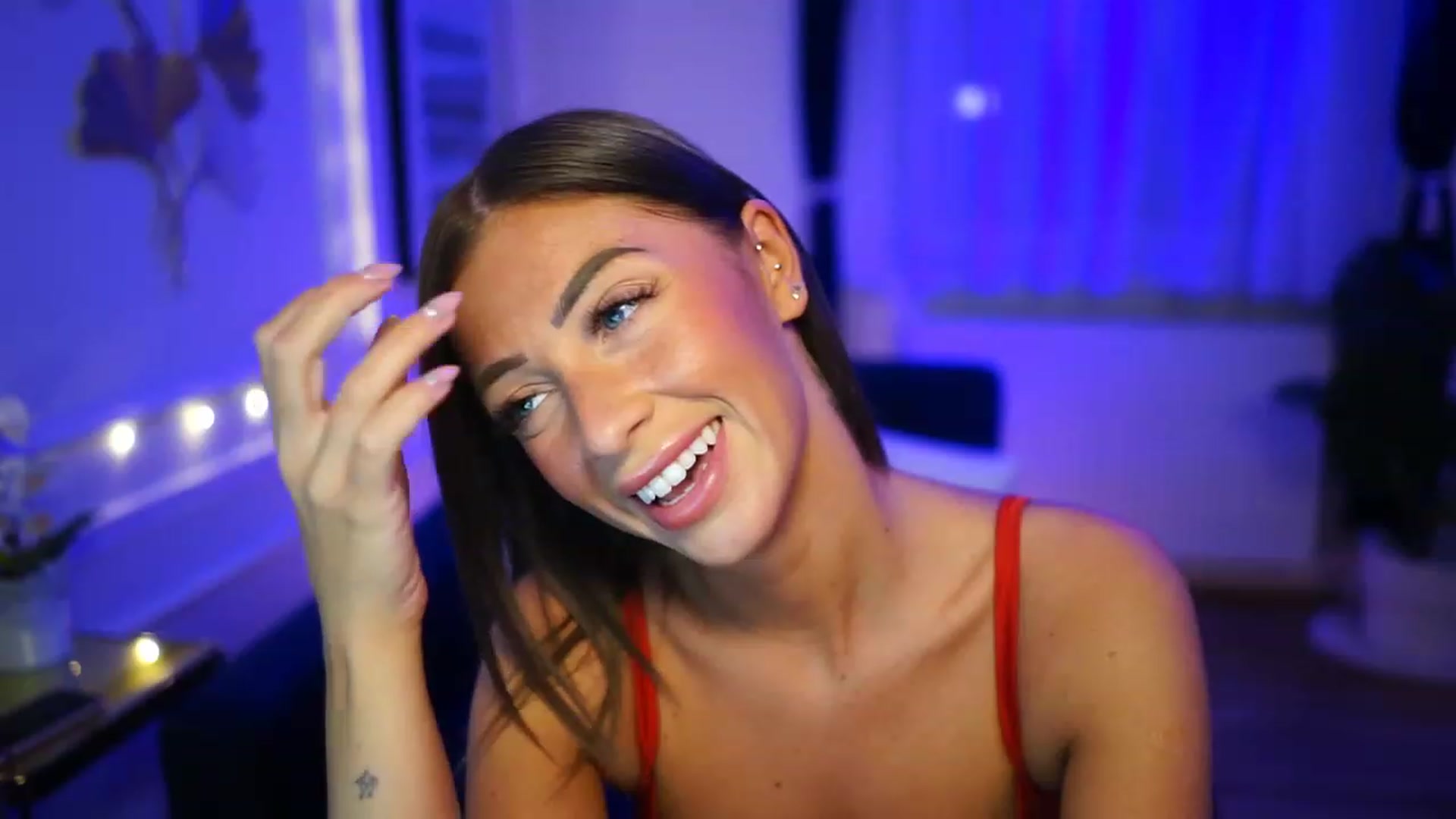 Gallery image thumbnail from emma_ruby's myfreecams stream on, 12/19/2022, 20:40 image 17 of 20