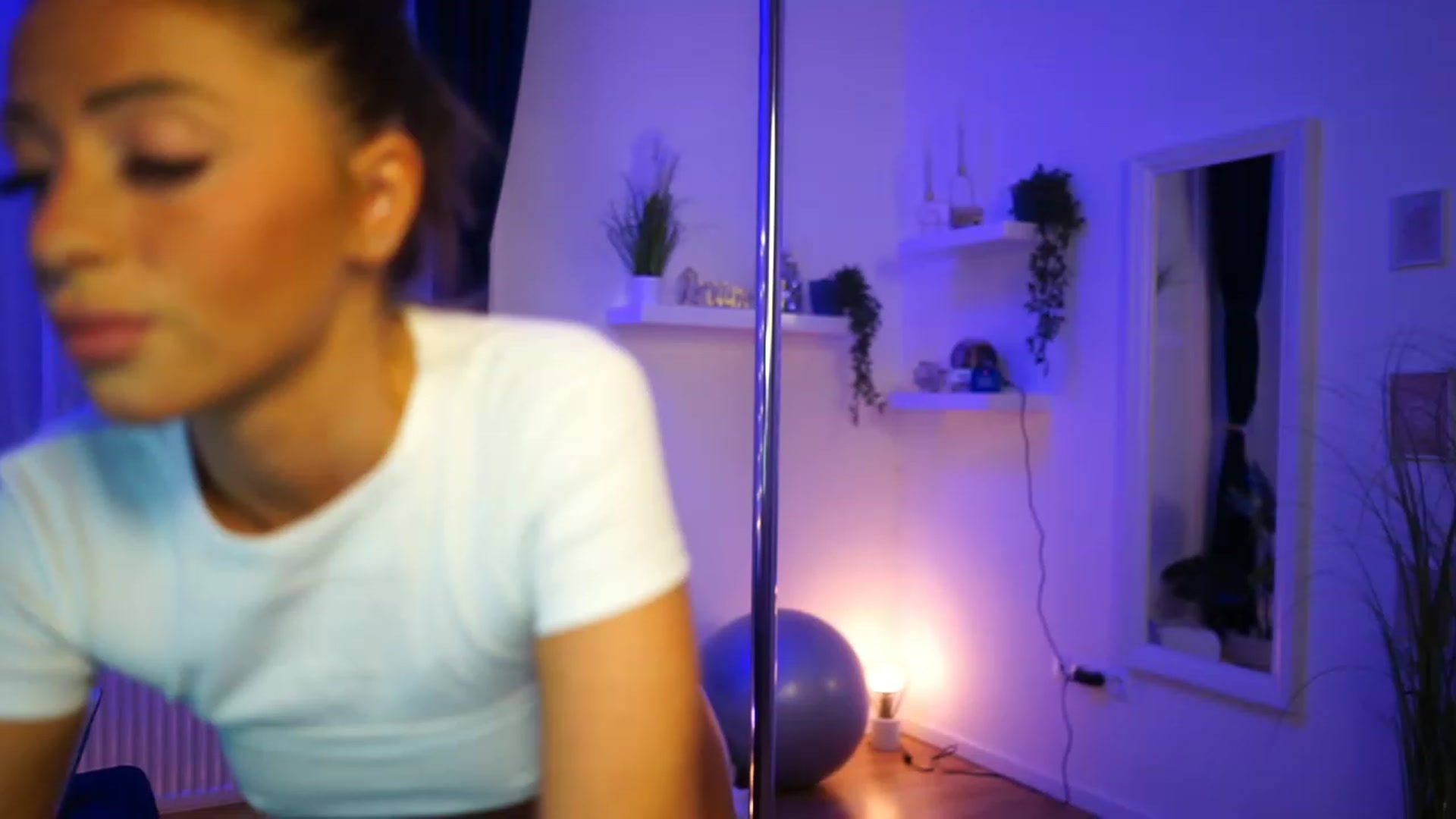 Gallery image thumbnail from emma_ruby's myfreecams stream on, 12/20/2022, 19:20 image 9 of 20