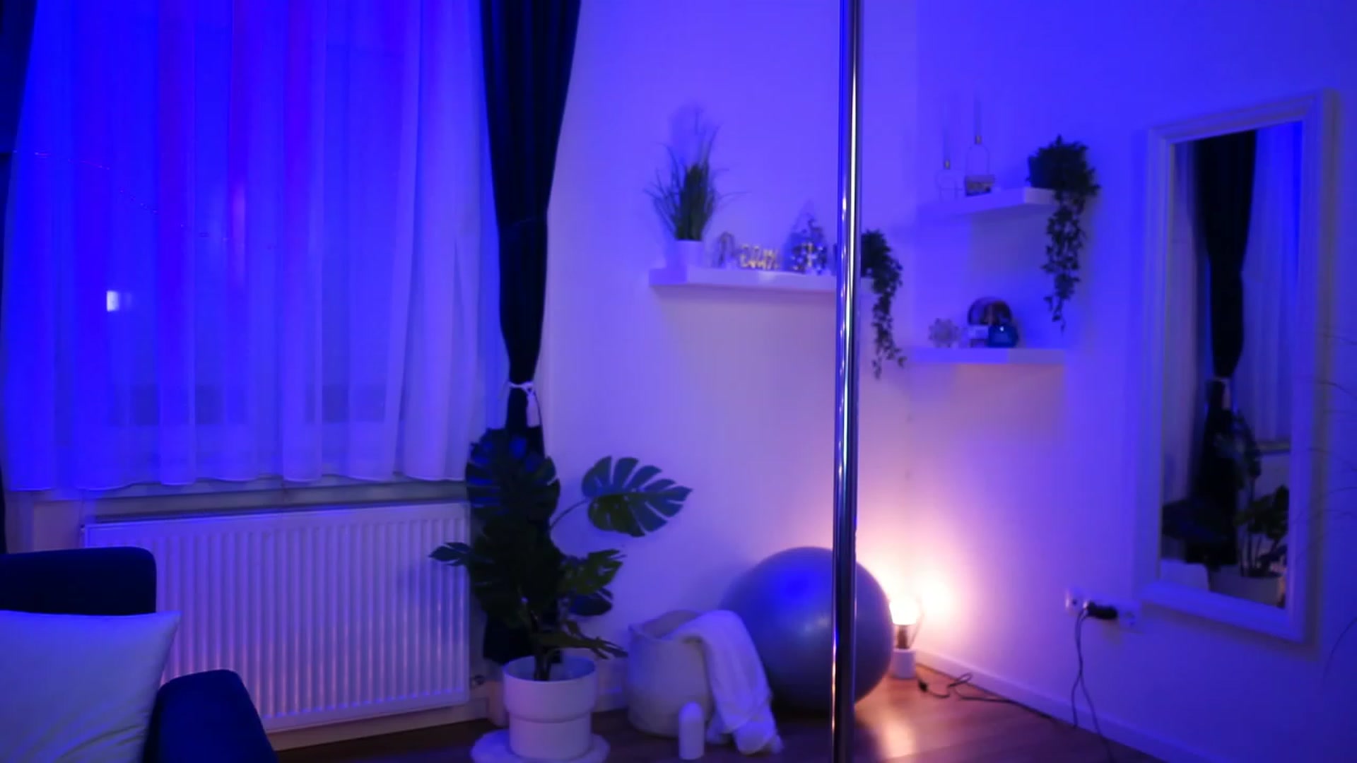 Gallery image thumbnail from emma_ruby's myfreecams stream on, 12/21/2022, 17:59 image 10 of 20