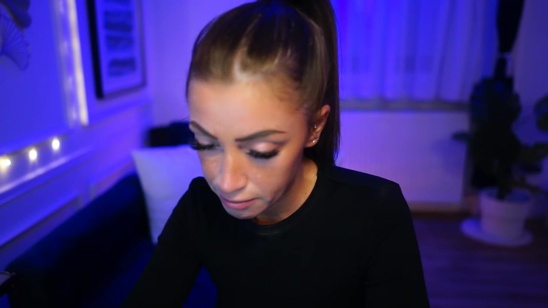 Gallery image thumbnail from emma_ruby's myfreecams stream on, 12/21/2022, 17:59 image 17 of 20