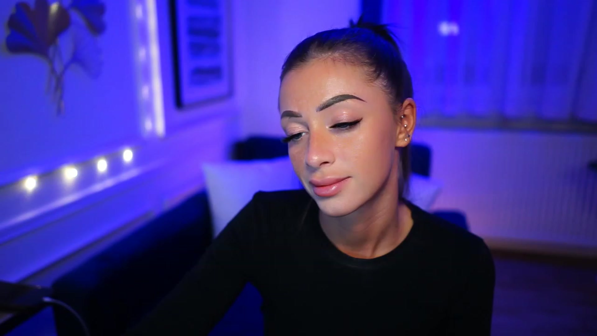 Gallery image thumbnail from emma_ruby's myfreecams stream on, 12/21/2022, 17:59 image 1 of 20
