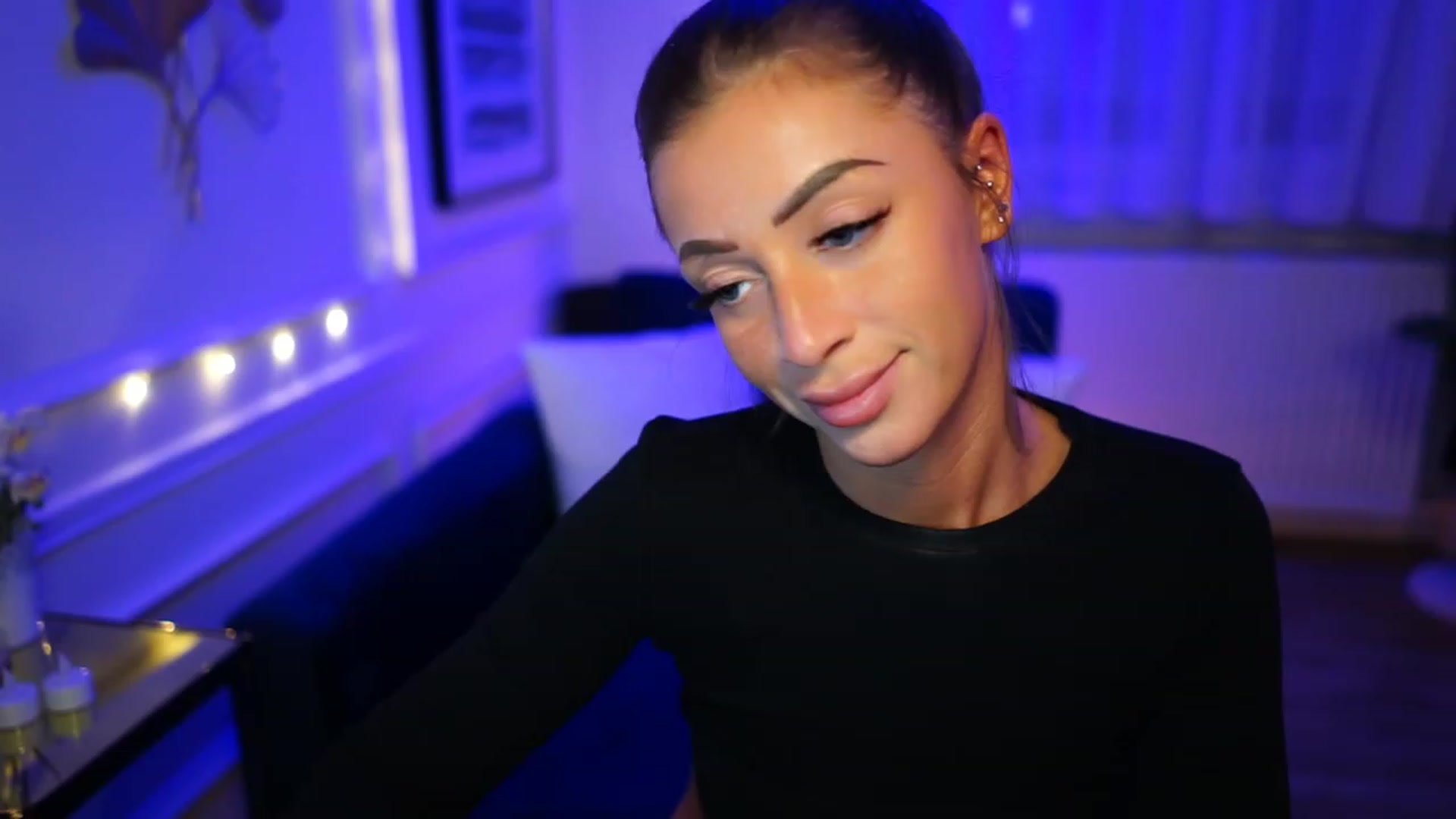 Gallery image thumbnail from emma_ruby's myfreecams stream on, 12/21/2022, 17:59 image 7 of 20
