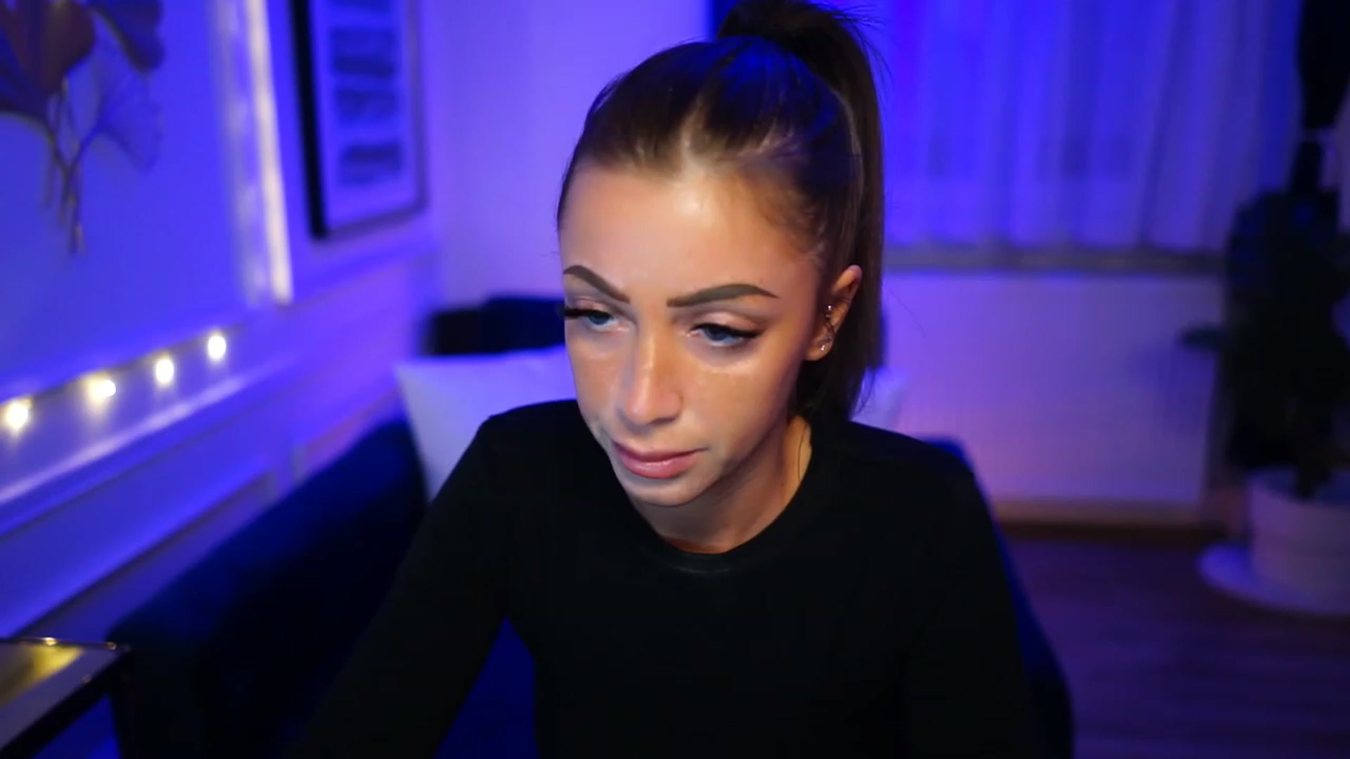 Gallery image thumbnail from emma_ruby's myfreecams stream on, 12/21/2022, 20:10 image 2 of 20
