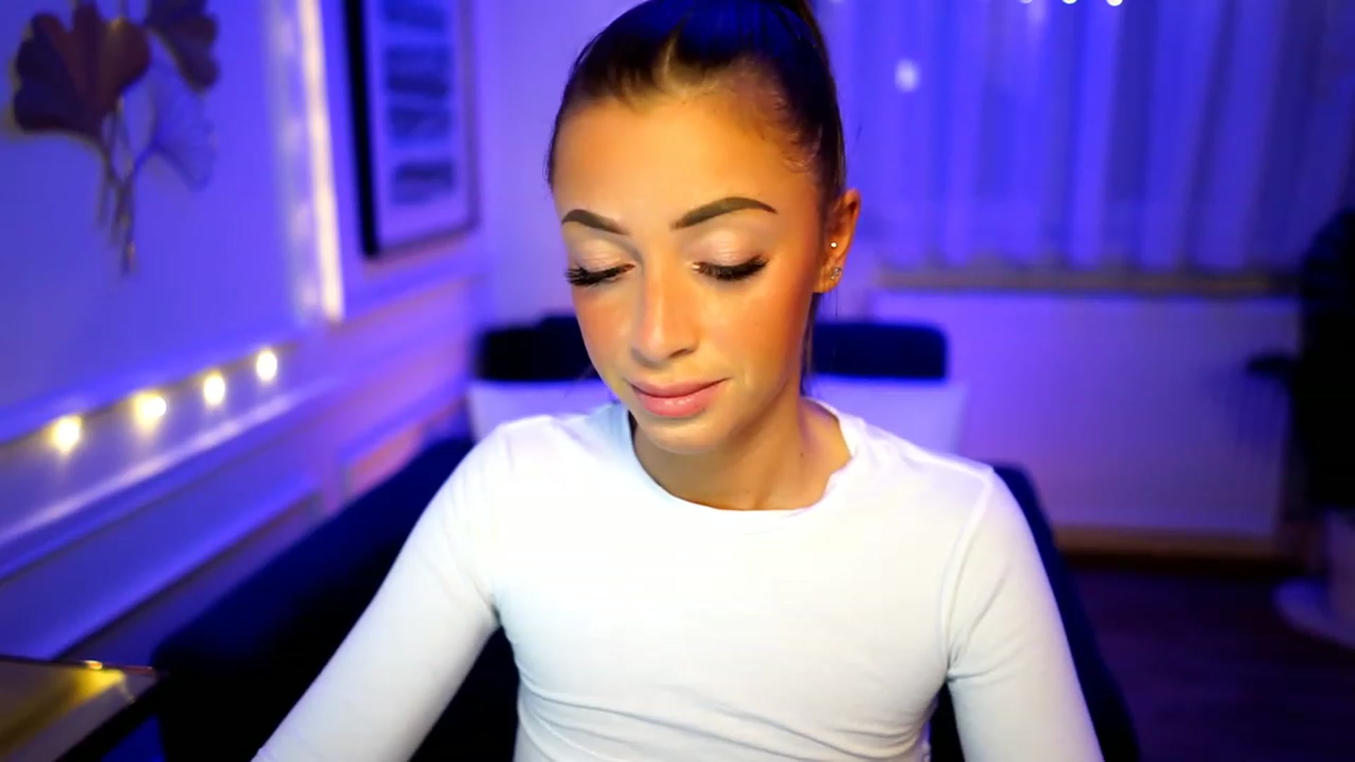 Gallery image thumbnail from emma_ruby's myfreecams stream on, 12/27/2022, 12:28 image 5 of 20