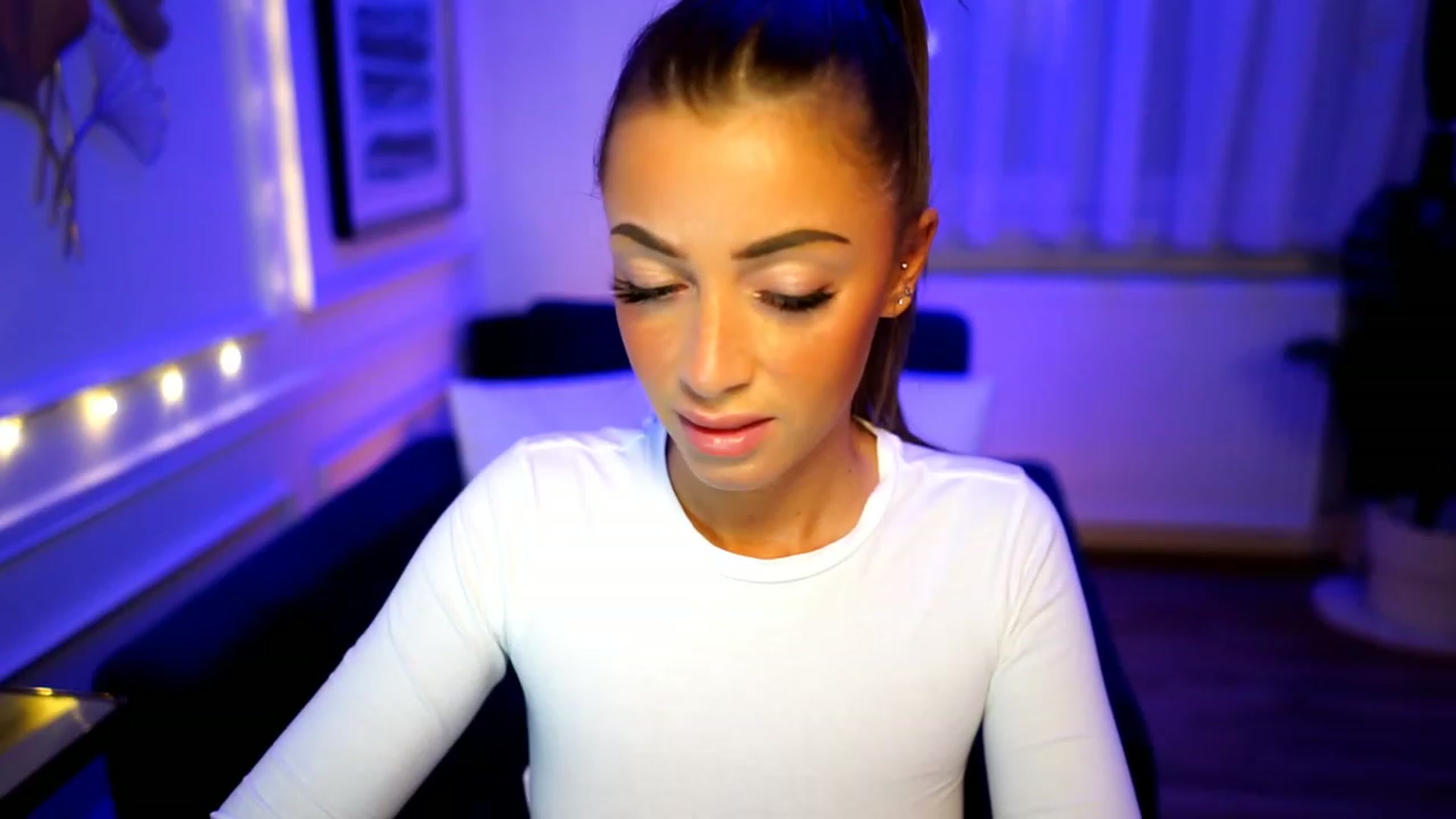 Gallery image thumbnail from emma_ruby's myfreecams stream on, 12/27/2022, 13:51 image 9 of 20