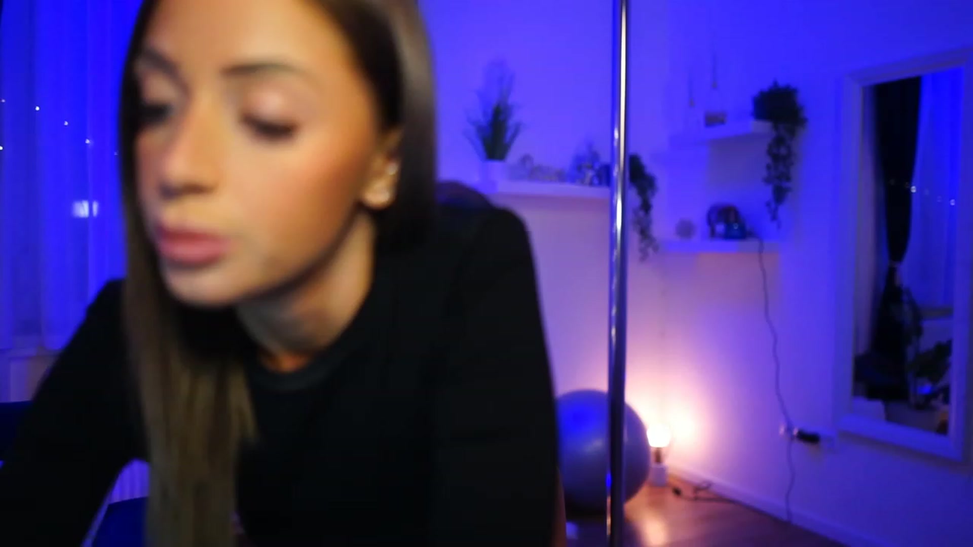 Gallery image thumbnail from emma_ruby's myfreecams stream on, 12/28/2022, 15:38 image 19 of 20