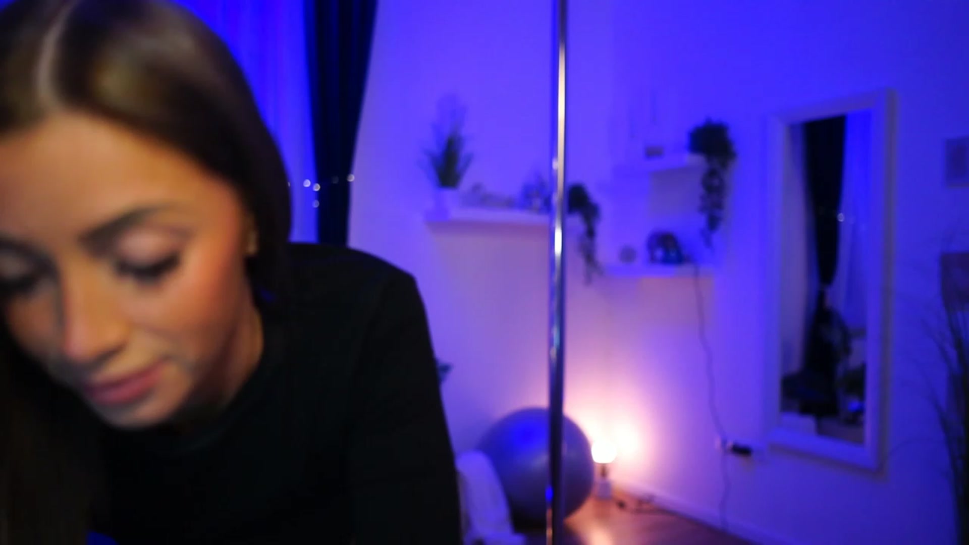 Gallery image thumbnail from emma_ruby's myfreecams stream on, 12/28/2022, 16:22 image 2 of 20