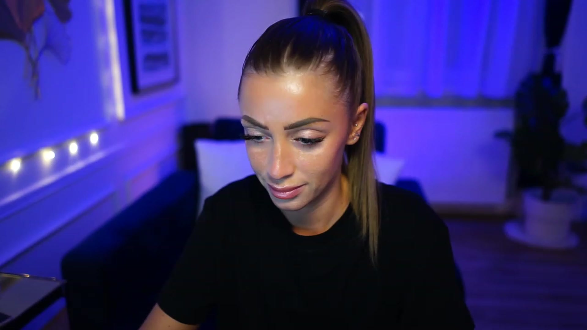 Gallery image thumbnail from emma_ruby's myfreecams stream on, 12/30/2022, 21:43 image 14 of 20