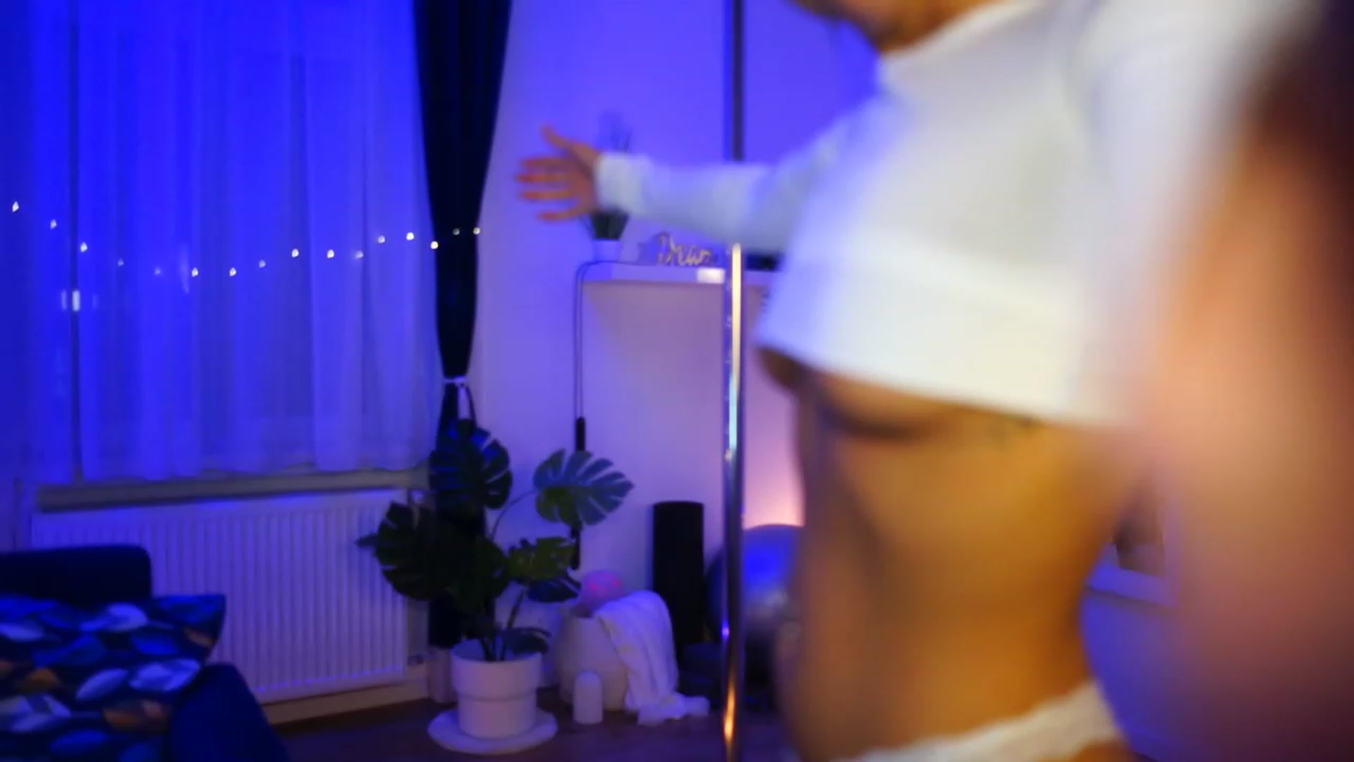 Gallery image thumbnail from emma_ruby's myfreecams stream on, 01/16/2023, 12:35 image 7 of 20