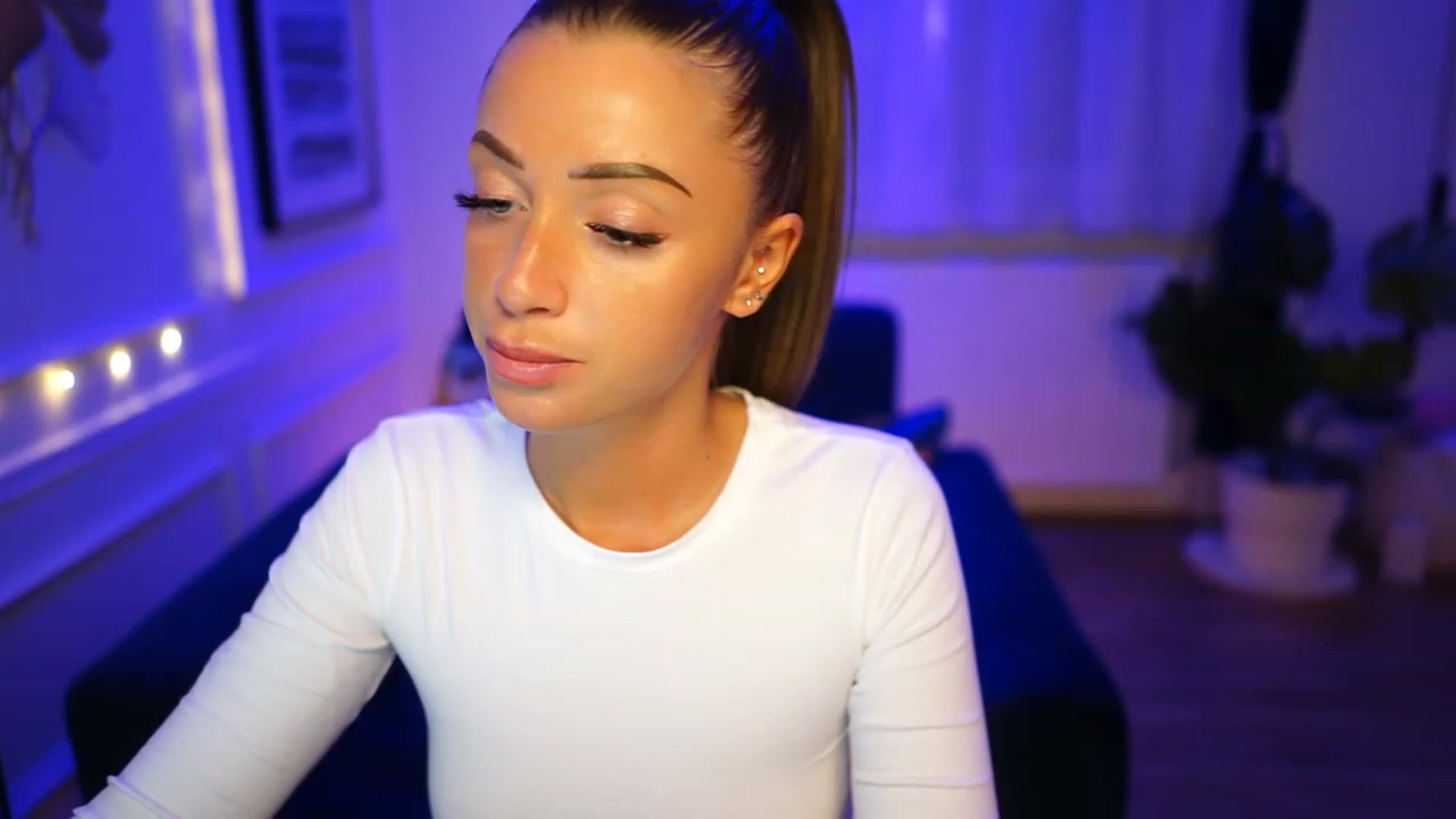 Gallery image thumbnail from emma_ruby's myfreecams stream on, 01/16/2023, 15:28 image 3 of 20