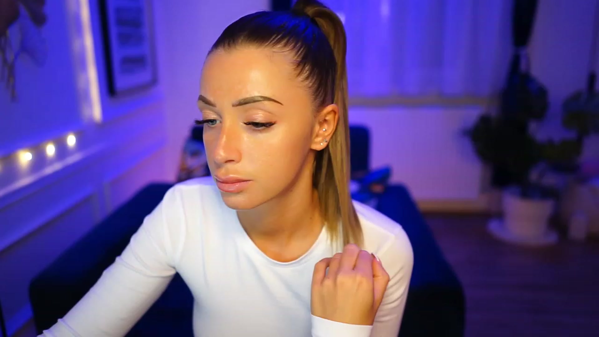 Gallery image thumbnail from emma_ruby's myfreecams stream on, 01/16/2023, 15:28 image 4 of 20