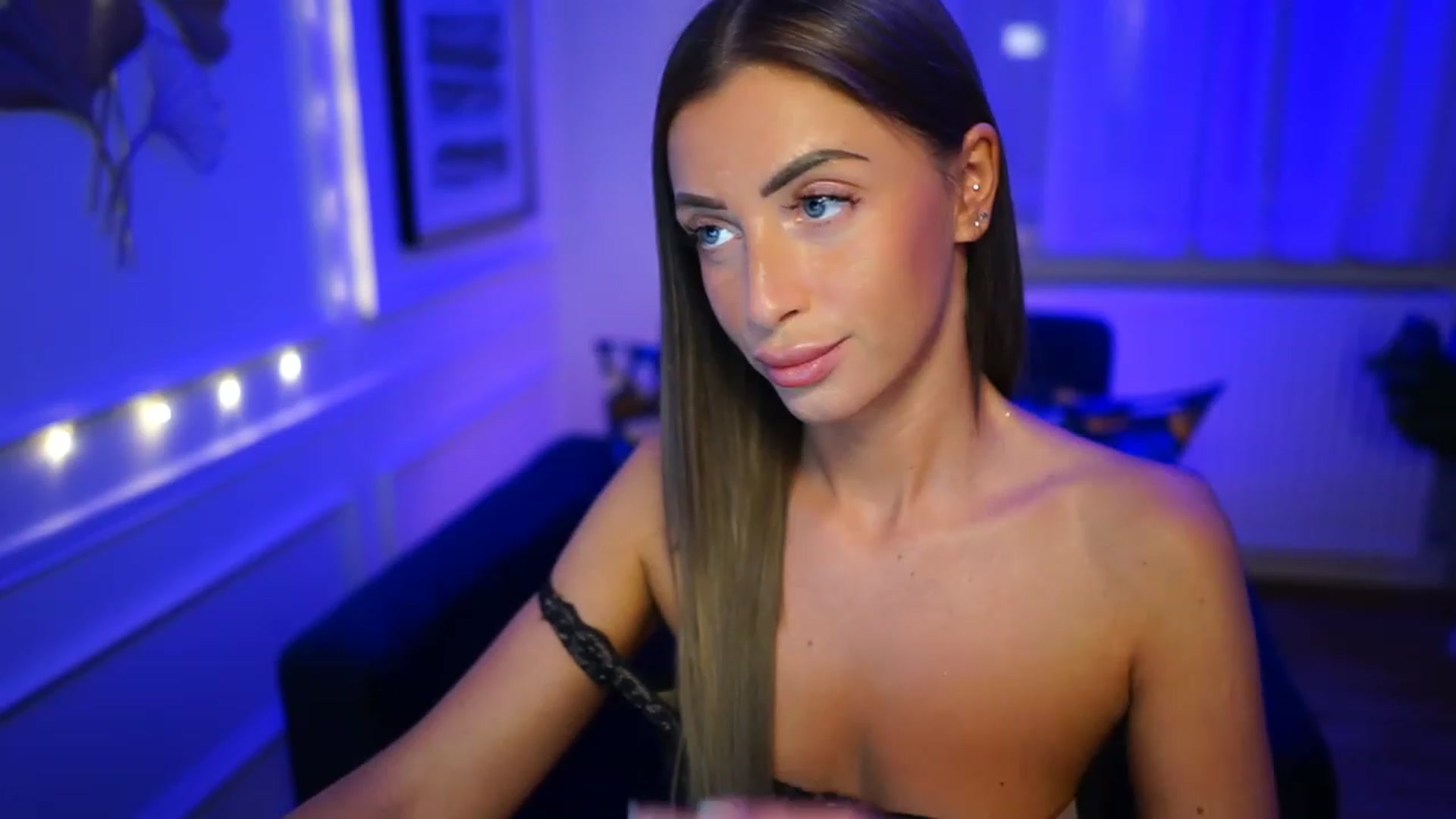 Gallery image thumbnail from emma_ruby's myfreecams stream on, 01/20/2023, 19:49 image 3 of 20