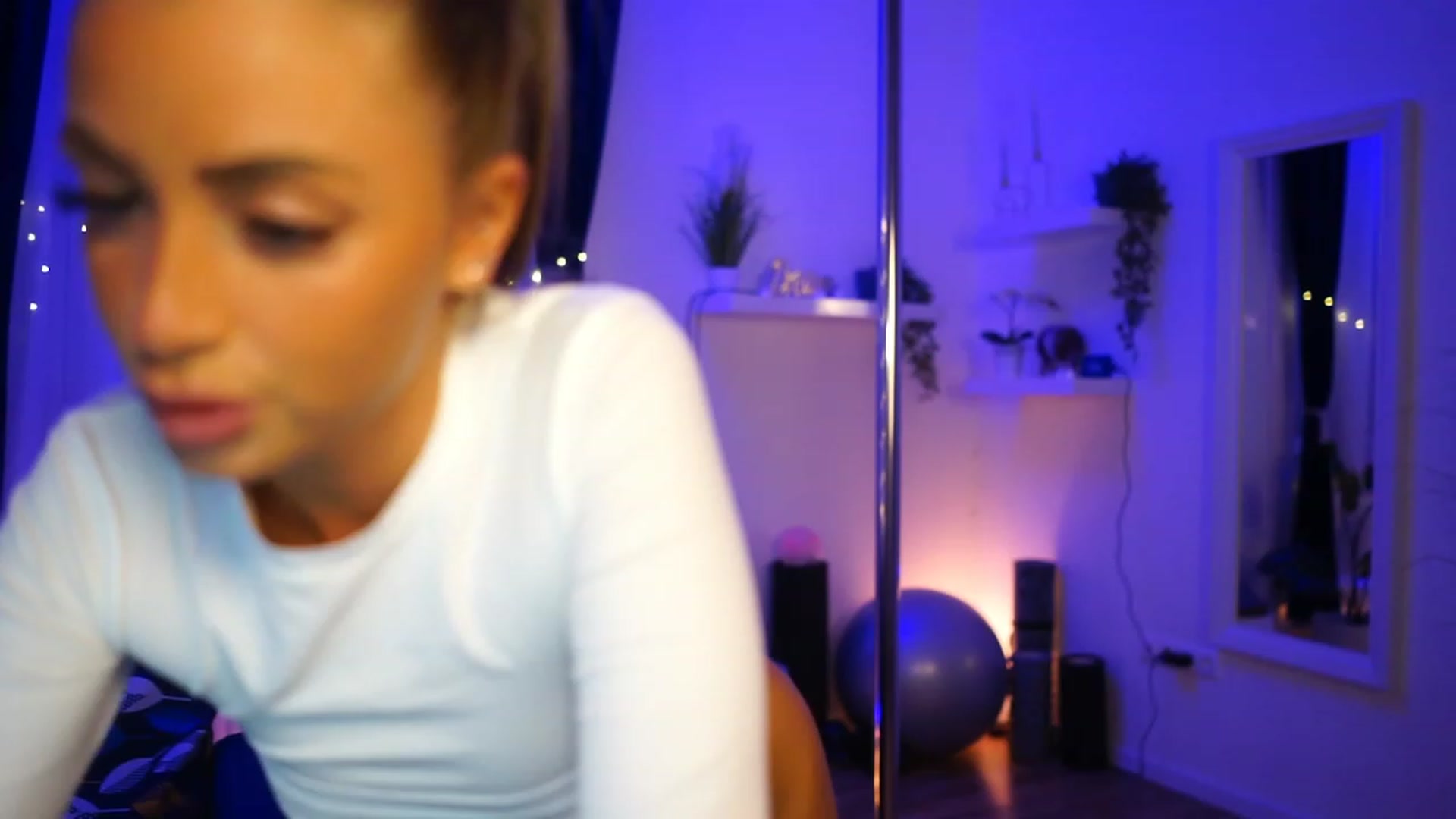 Gallery image thumbnail from emma_ruby's myfreecams stream on, 01/25/2023, 16:57 image 3 of 20