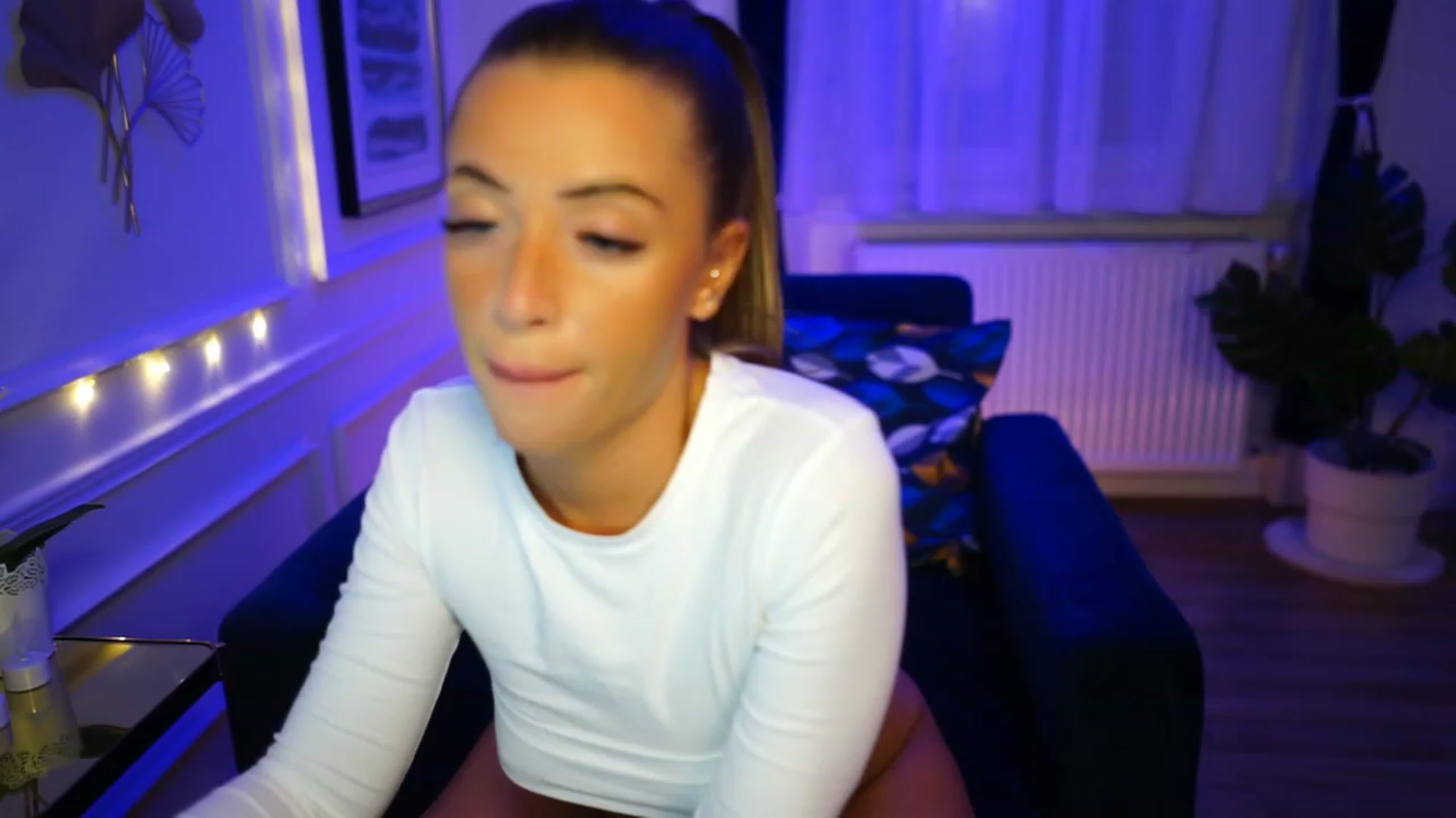 Gallery image thumbnail from emma_ruby's myfreecams stream on, 01/25/2023, 16:57 image 18 of 20