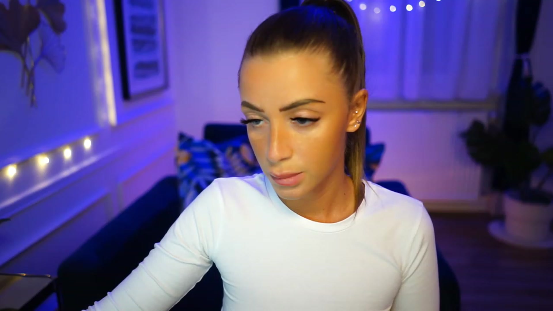 Gallery image thumbnail from emma_ruby's myfreecams stream on, 01/25/2023, 17:20 image 15 of 20