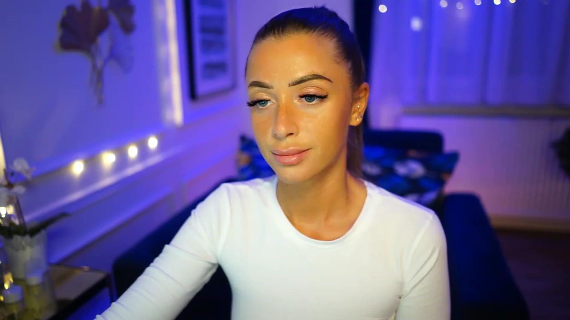 Gallery image thumbnail from emma_ruby's myfreecams stream on, 01/25/2023, 19:19 image 15 of 20