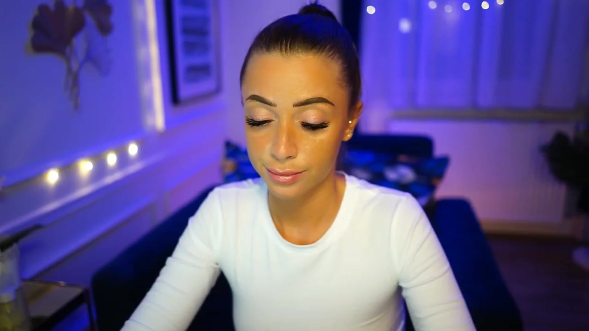 Gallery image thumbnail from emma_ruby's myfreecams stream on, 01/25/2023, 19:19 image 2 of 20