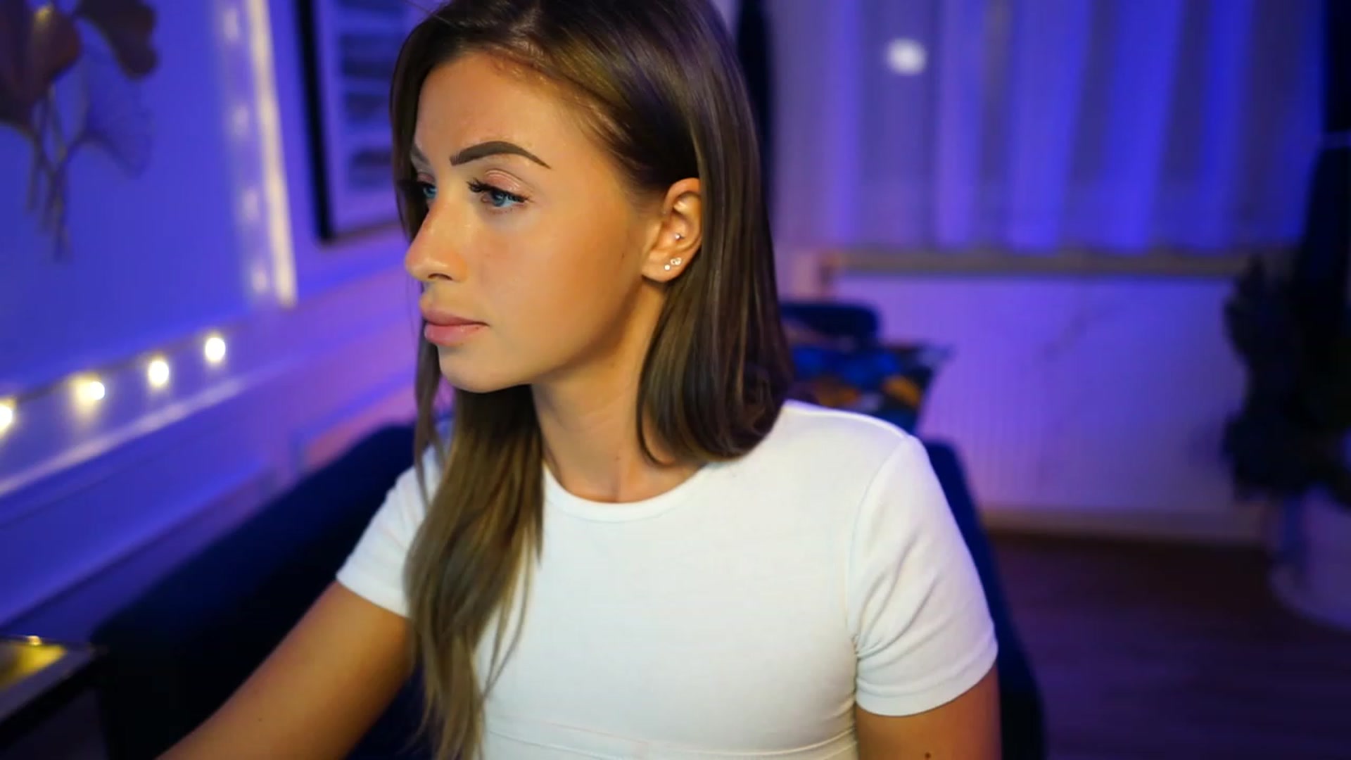 Gallery image thumbnail from emma_ruby's myfreecams stream on, 02/22/2023, 17:39 image 18 of 20